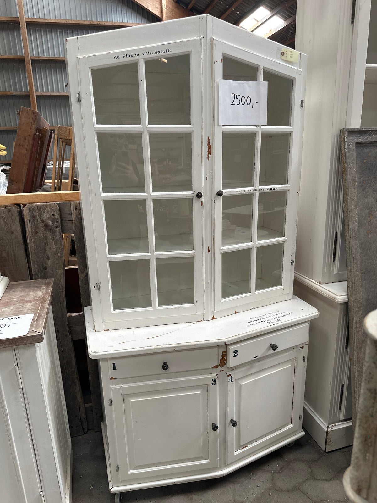 Hvid vitrine med tekst h185 b100 d50