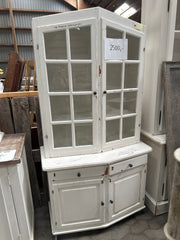 Hvid vitrine med tekst h185 b100 d50
