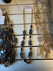 Halskæde med firkantet leopard detaljer by Krone 1