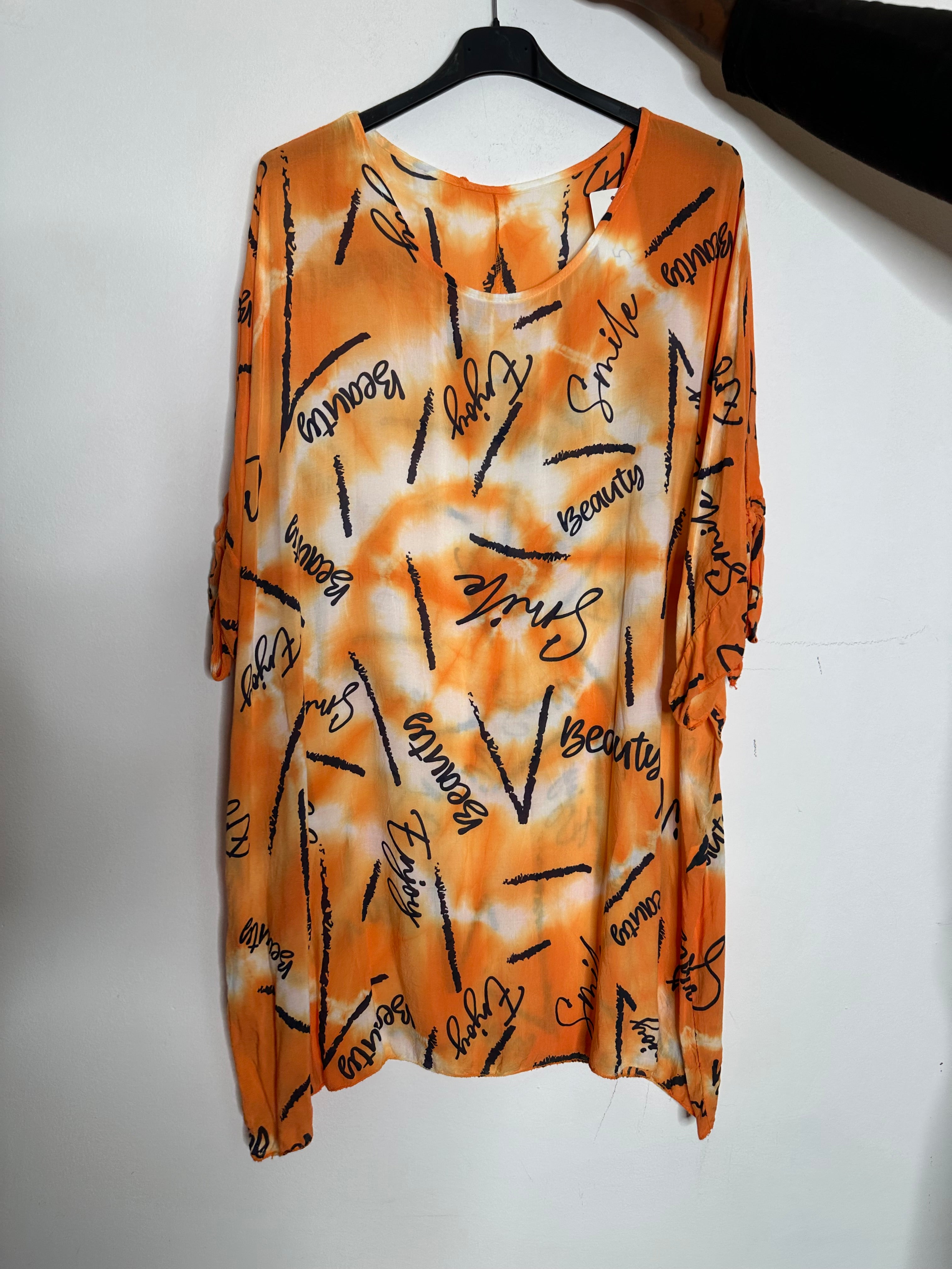 T-shirt med batik og tekst - ITJULI25