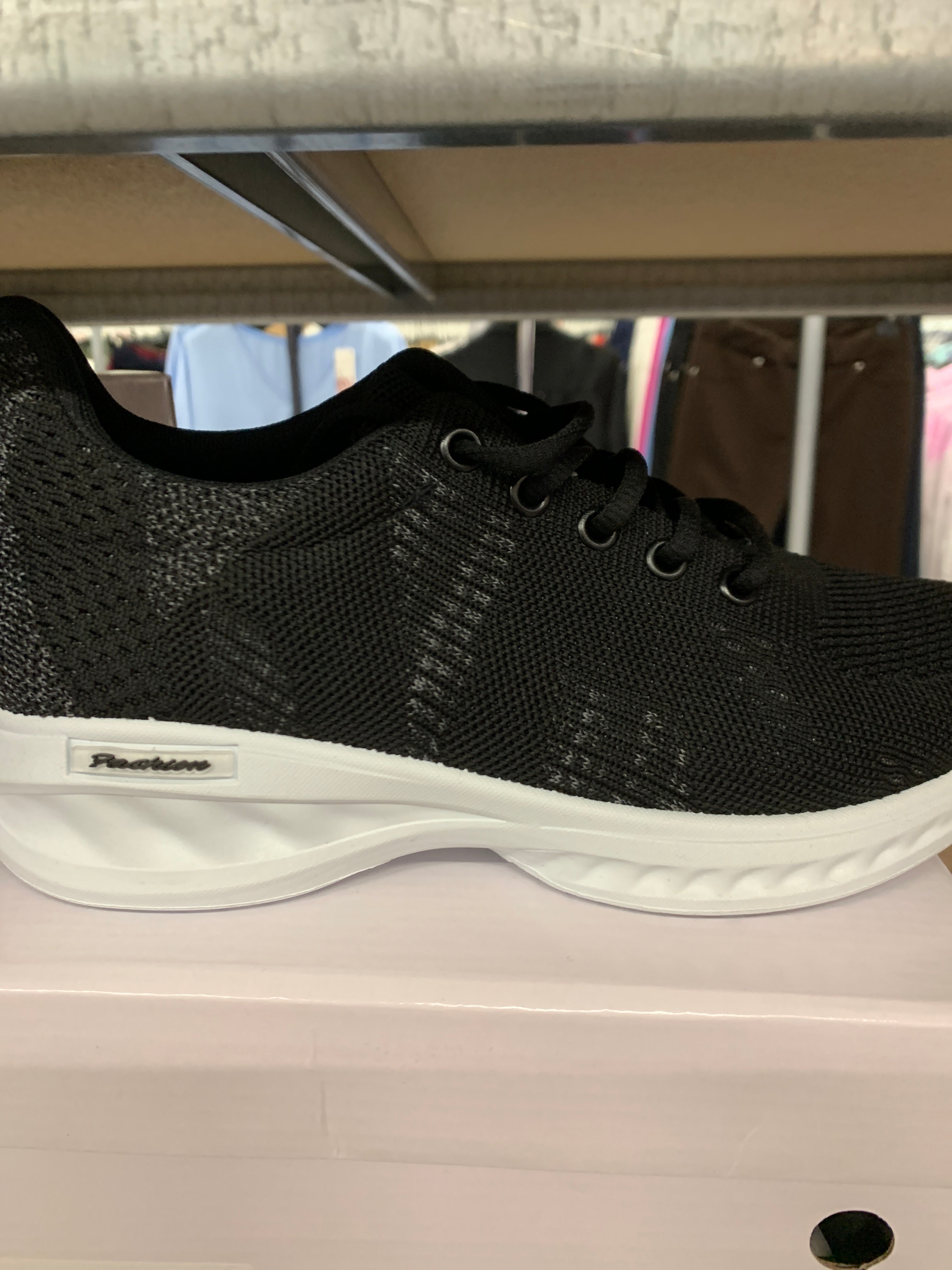 Sneaker I åndbart materiale - Sort by Krone 1