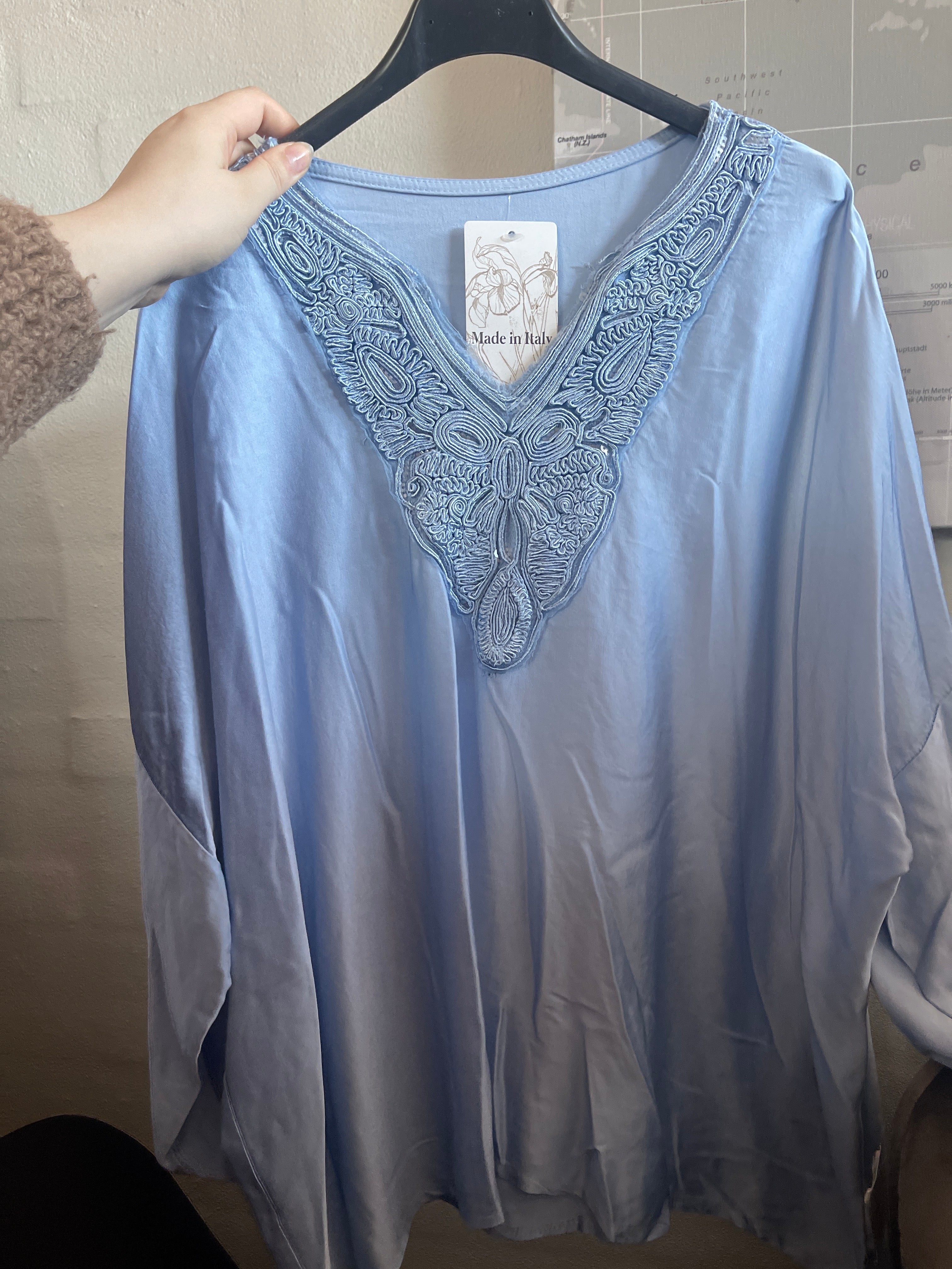 Satin bluse med hækling og pailletter by Bluebell
