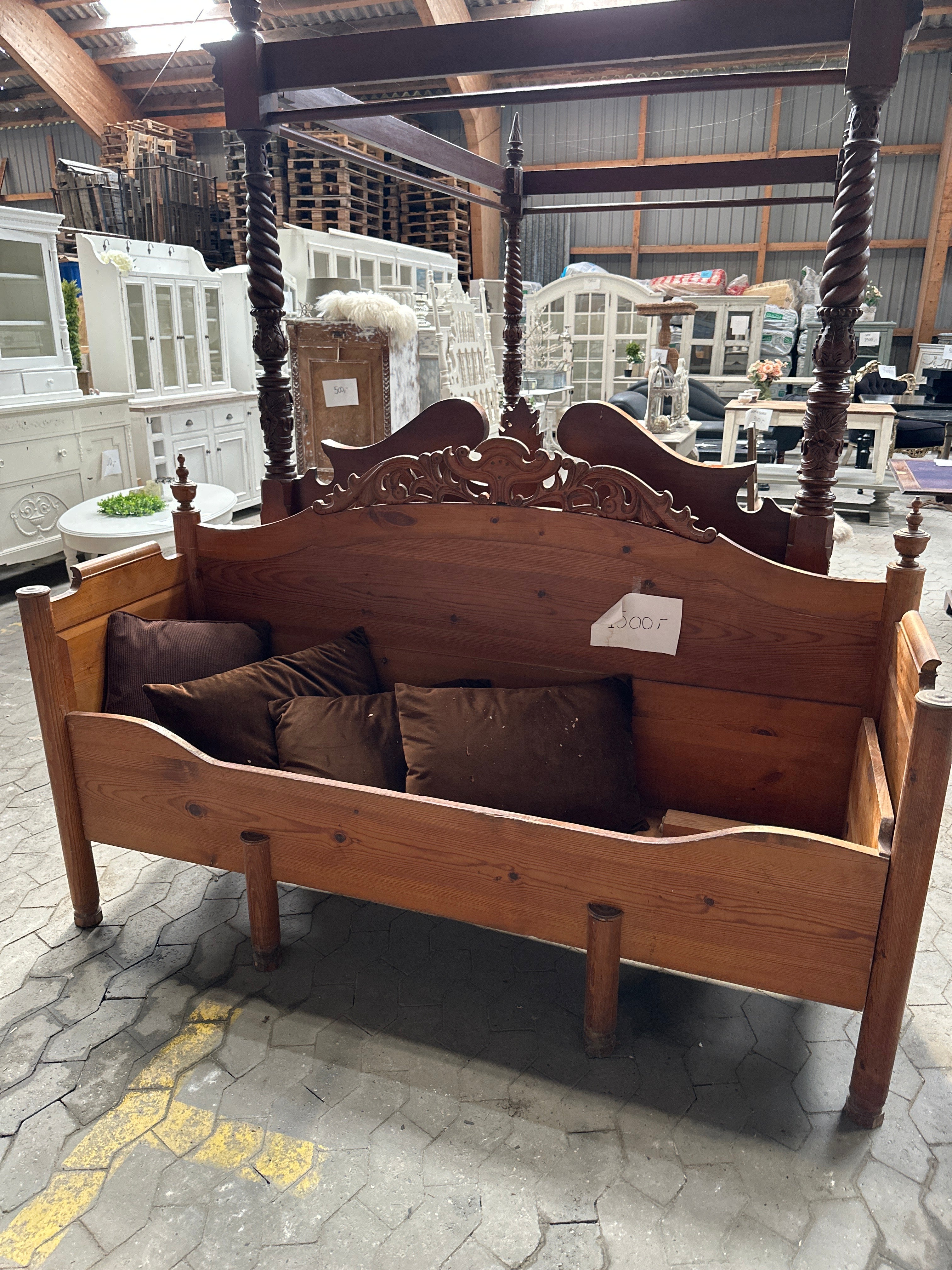 Træbænk med udskæringer h118 b185 d82 by Krone 1