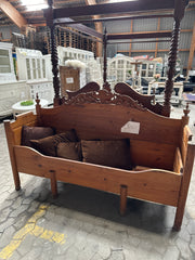 Træbænk med udskæringer h118 b185 d82 by Krone 1