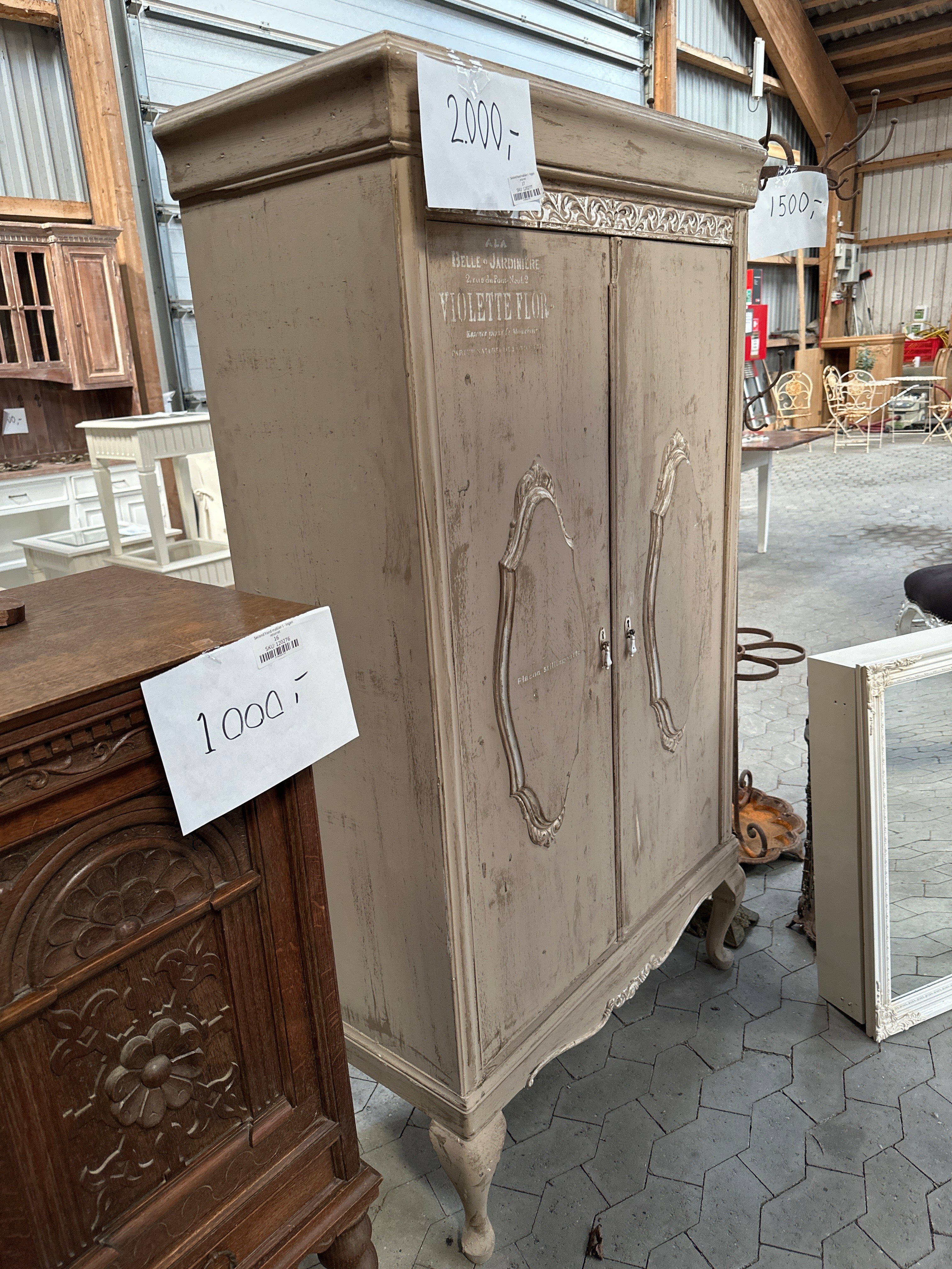 Skab med fransk tekst