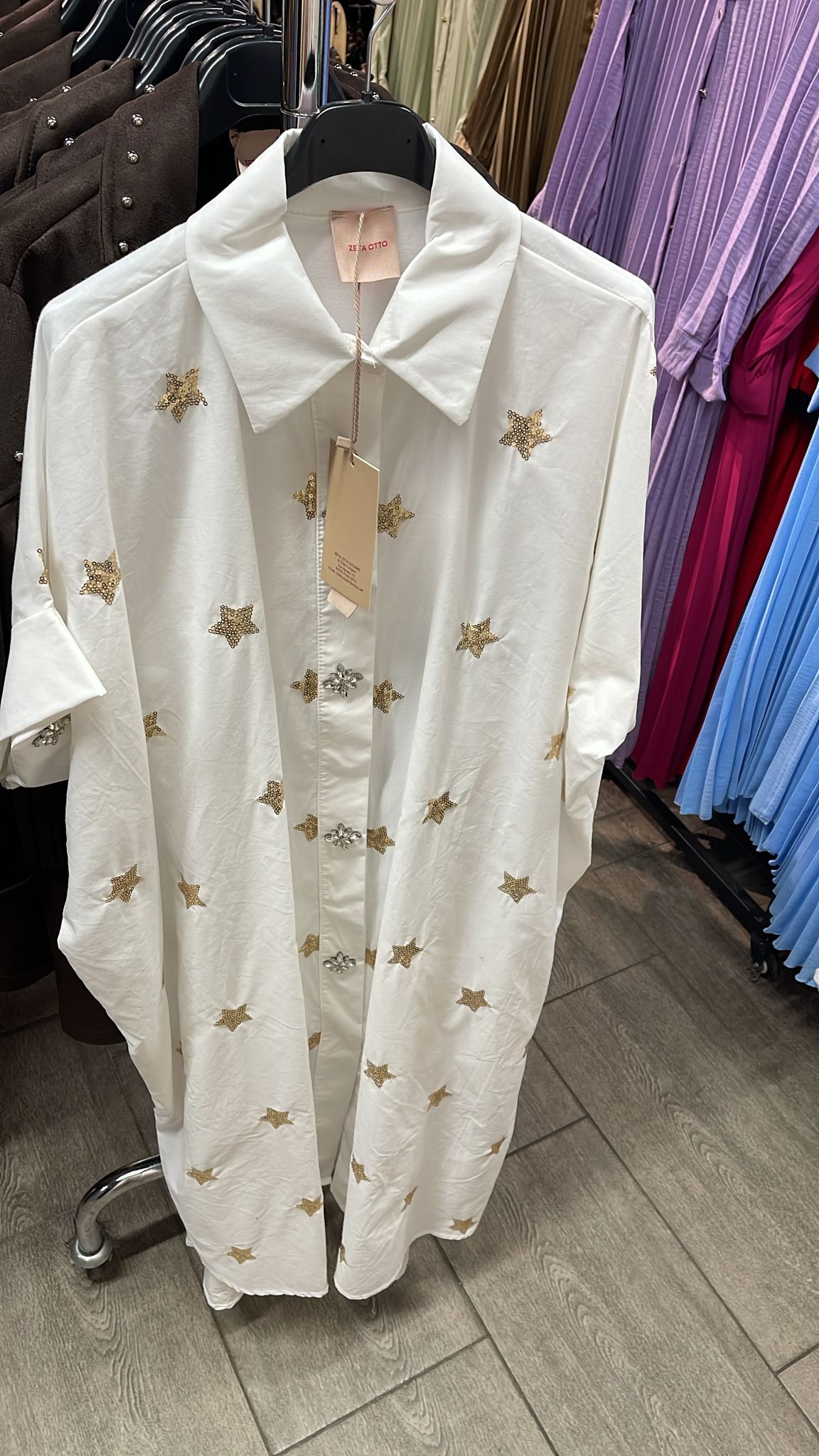 Lang skjortekjole med guld stjerner og bling knapper