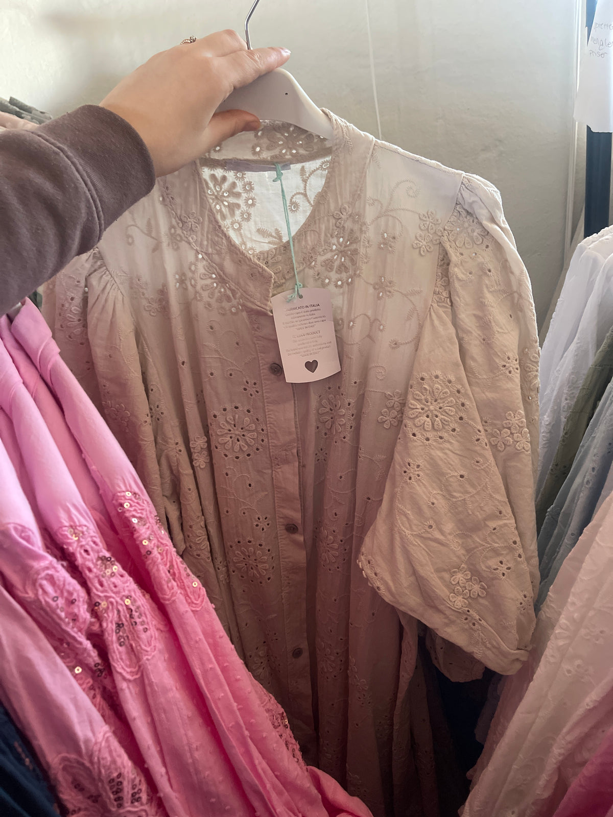 Skjortekjole med broderi og pufærme by Sierra