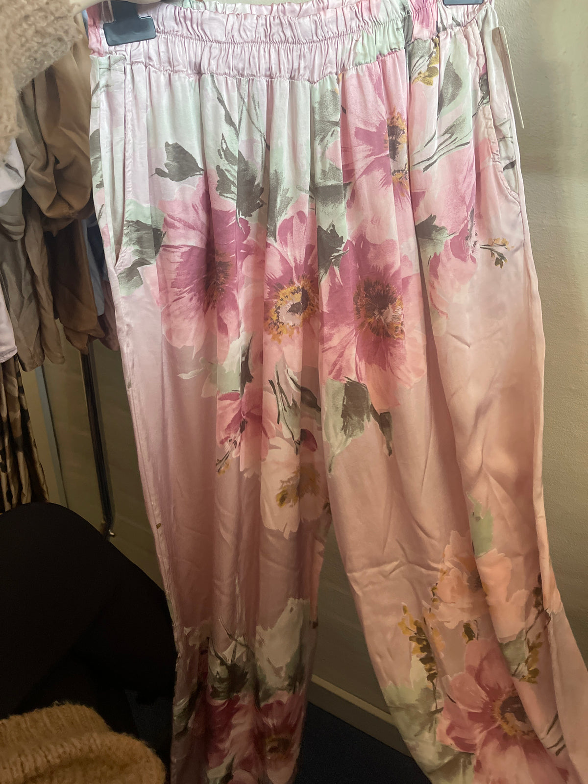 Satin bukser med vidde og blomster print