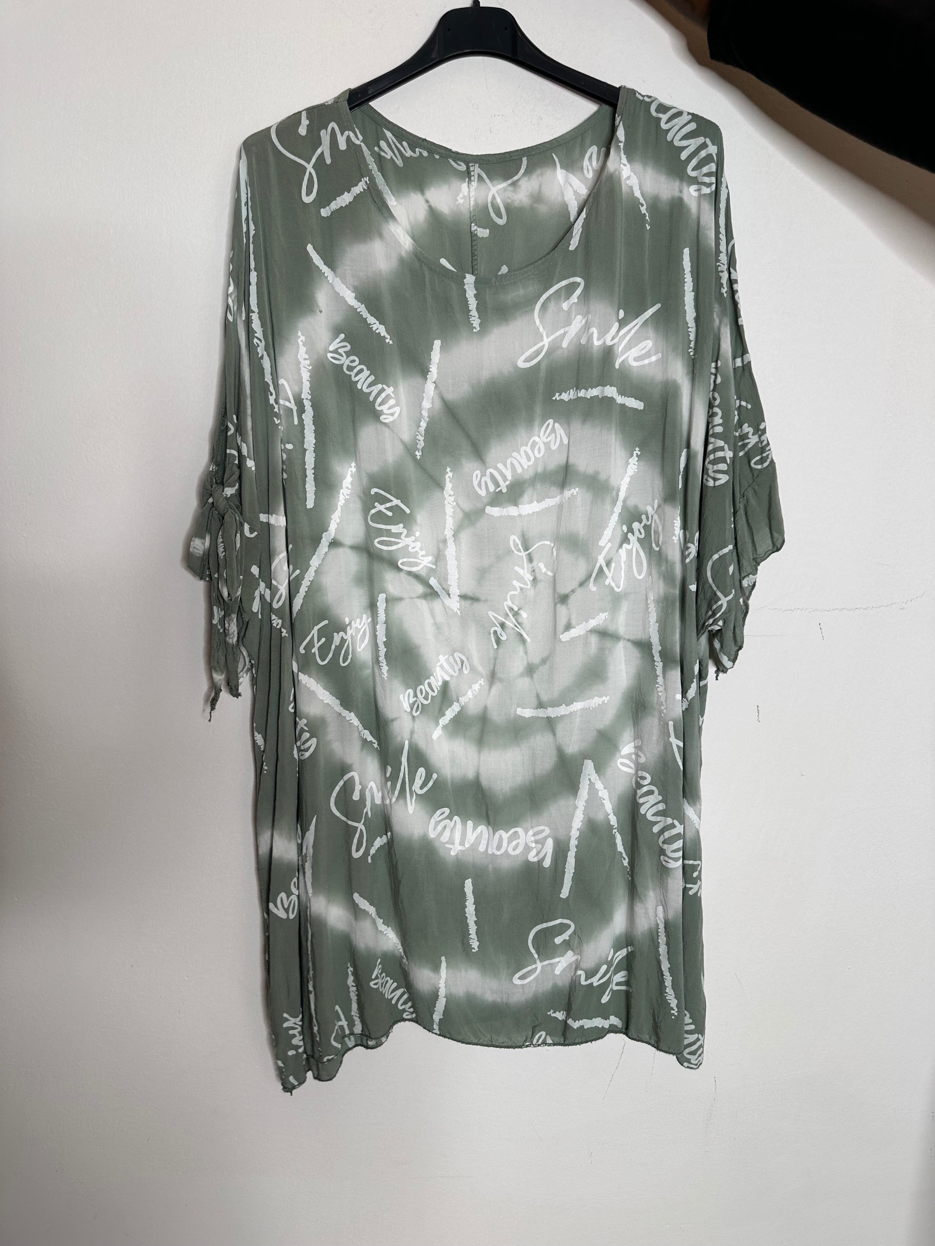 T-shirt med batik og tekst - ITJULI25