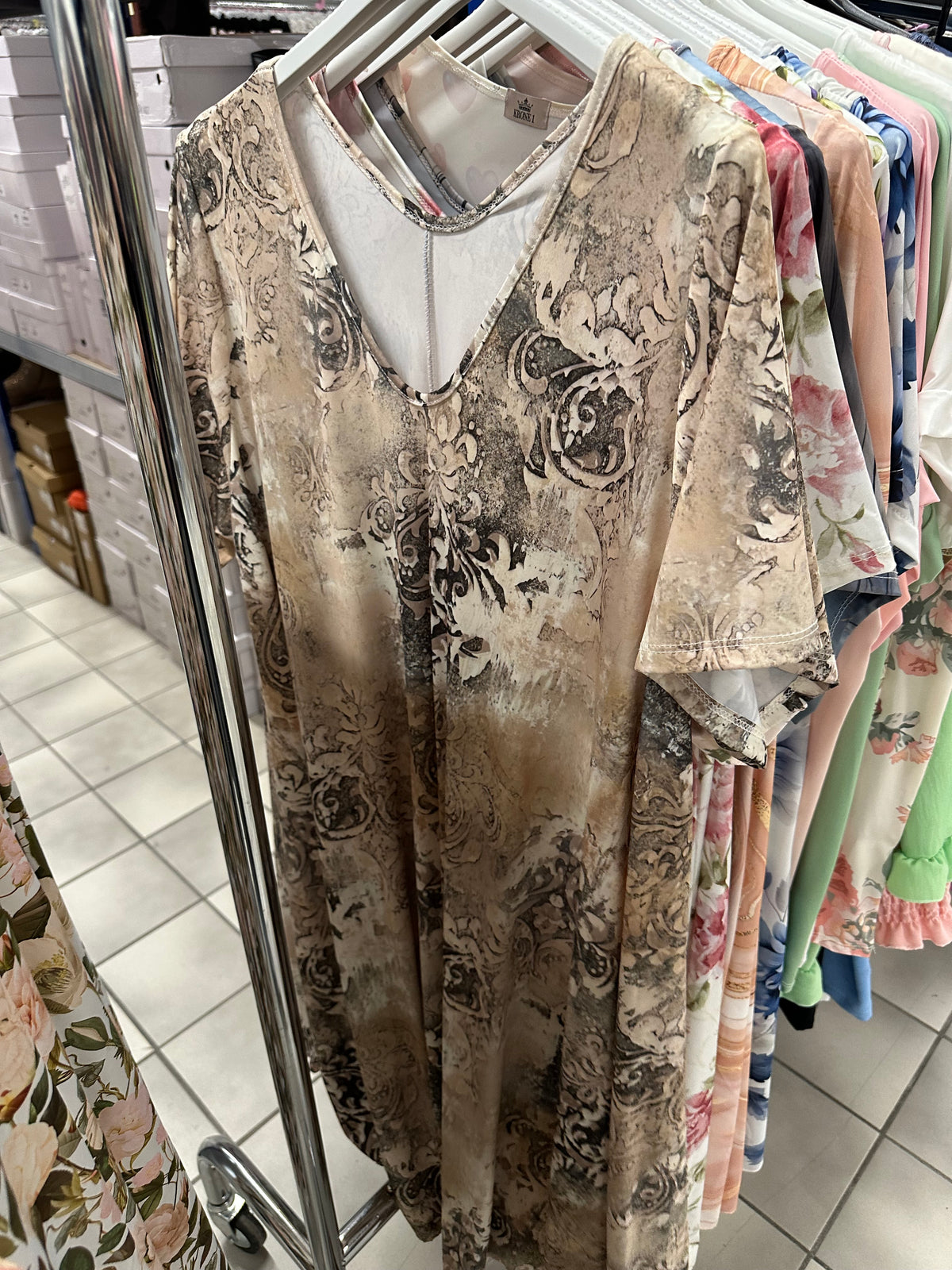 A-shape kjole med vintage print - Brystmål 130cm - Preorder