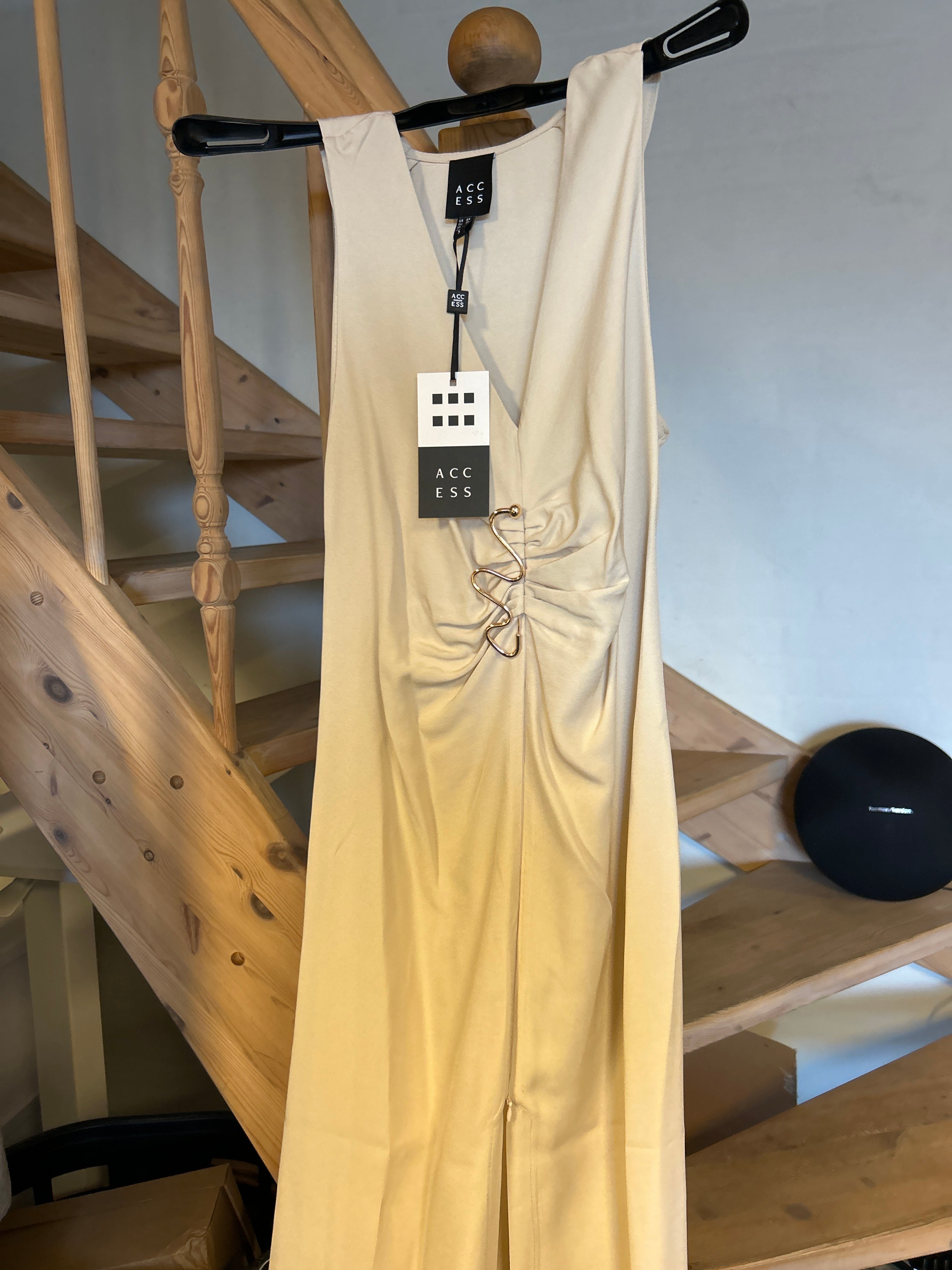 Maxi kjole med guld detalje by Krone 1