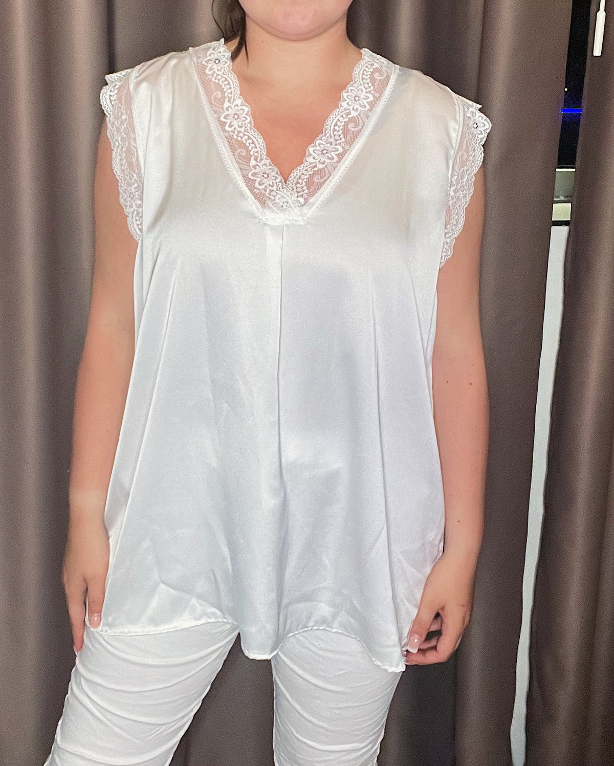 Satin top med blondeærme - Brystmål 130cm -