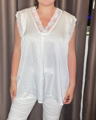 Satin top med blondeærme - Brystmål 130cm -