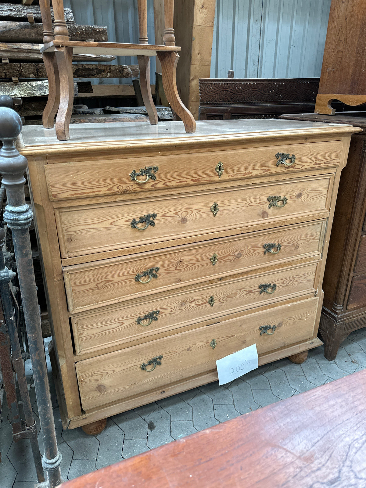 Kommode i lyst træ med flotte håndtag h120 b127 d57