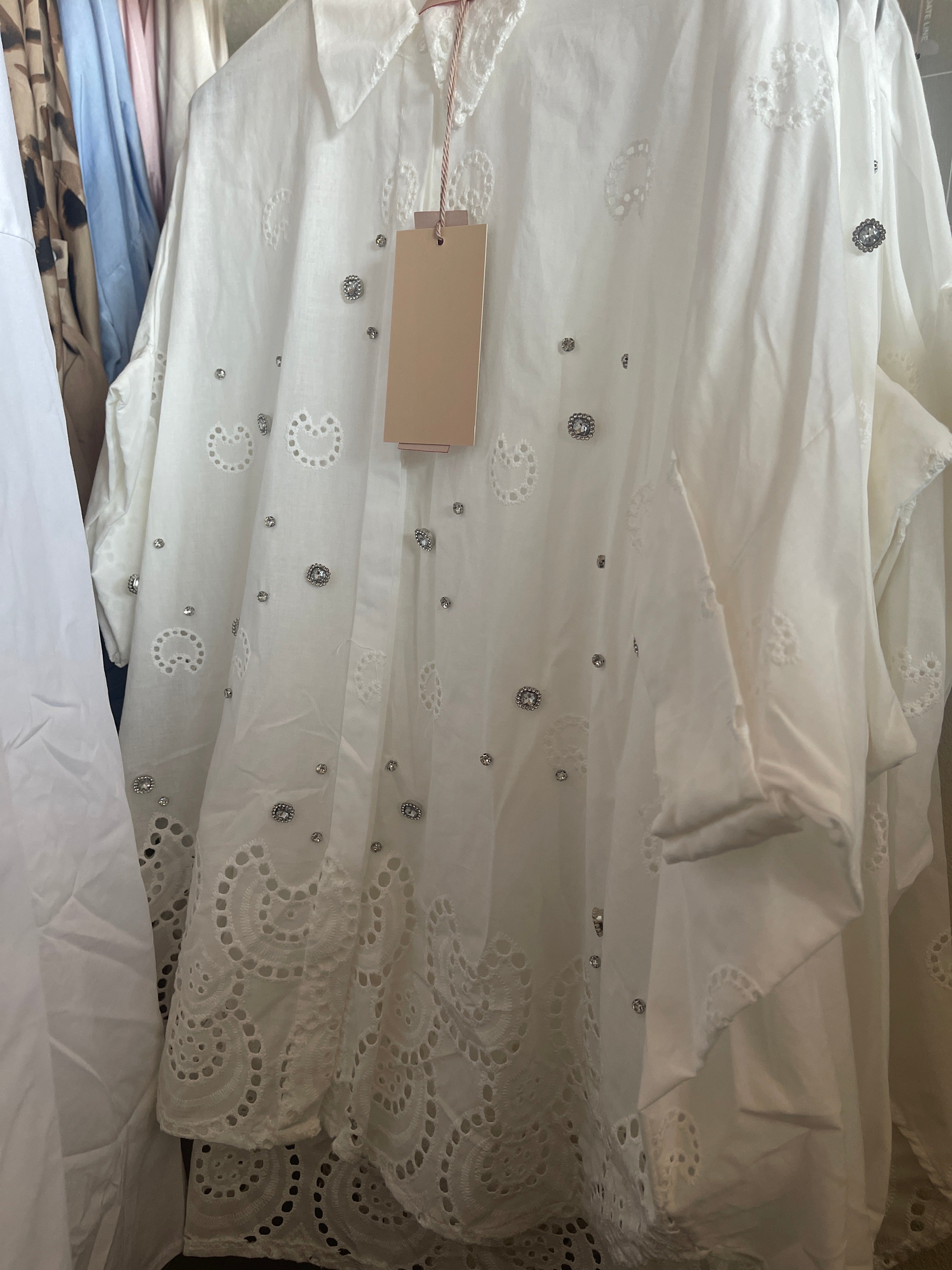 Kortærmet broderianglaise skjorte med bling by Zeta Otto