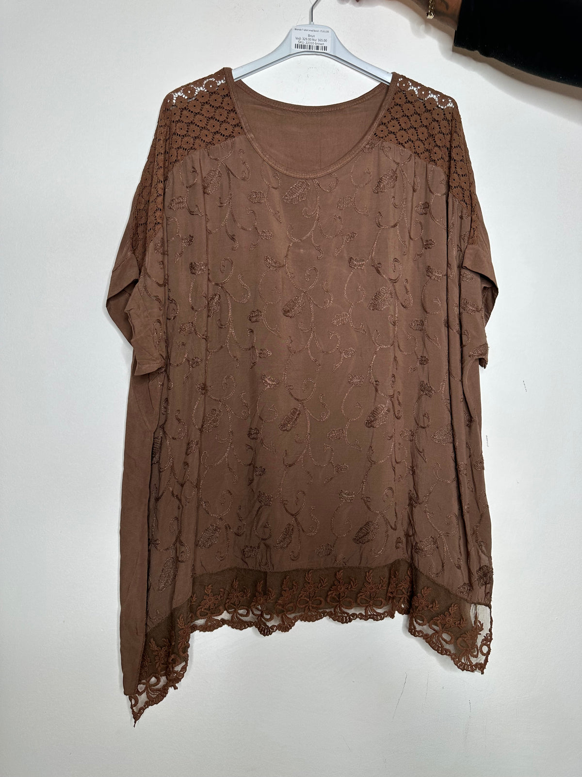 Blonde T-shirt med bord - ITJULI25