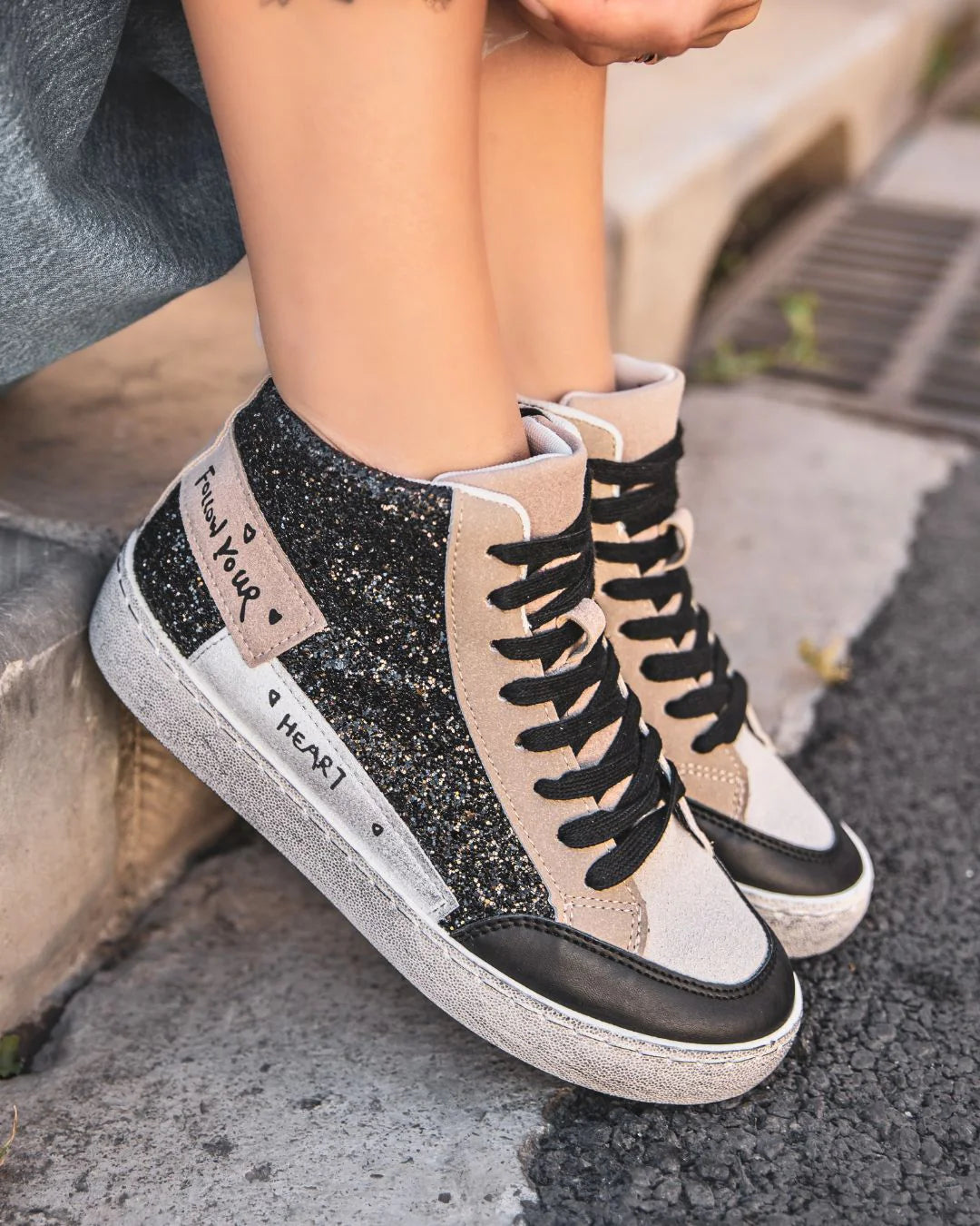 Sneakers med lapper og slid by Ideal shoes