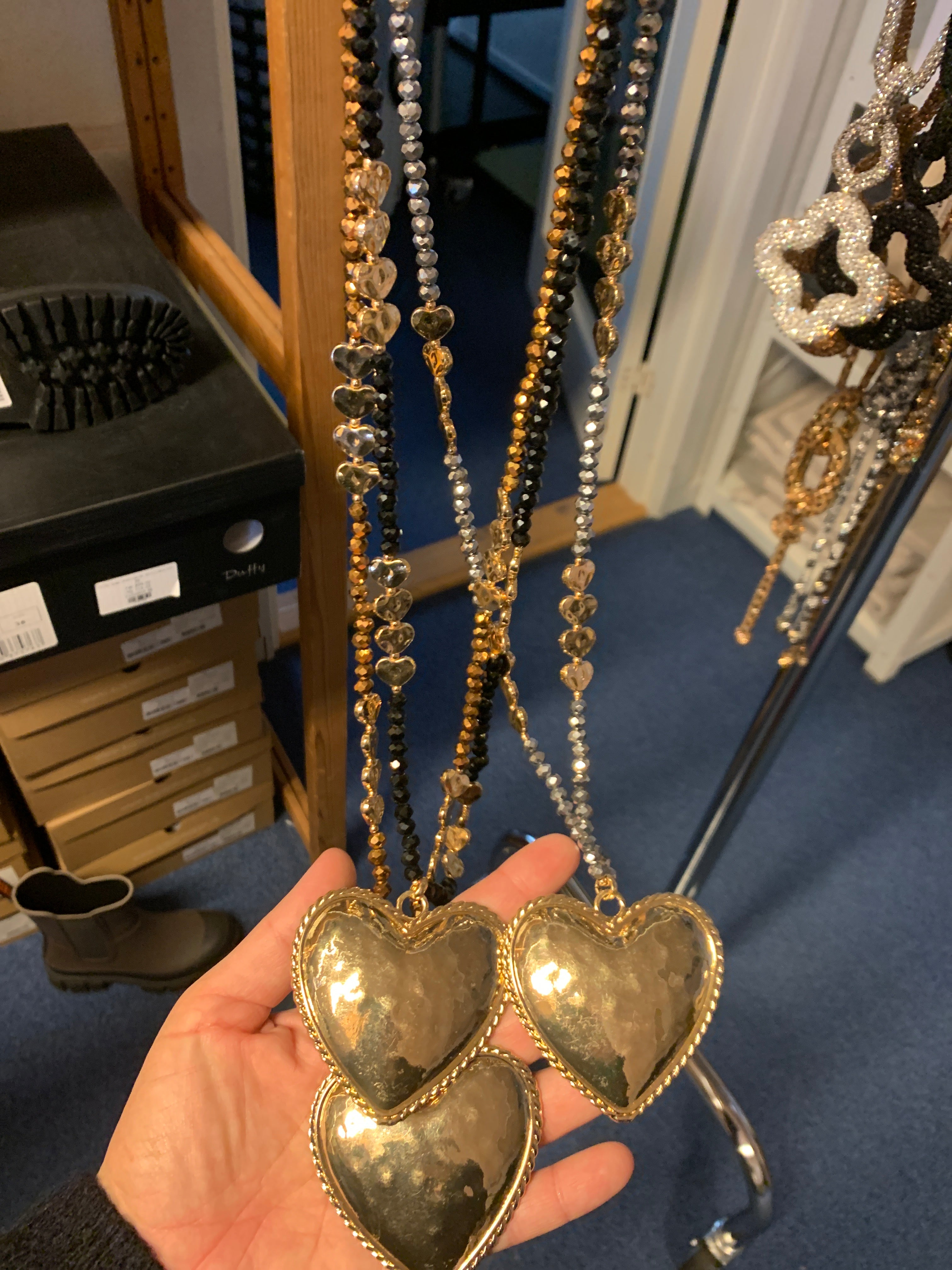 Lang halskæde med sten og guld hjerte by Krone 1