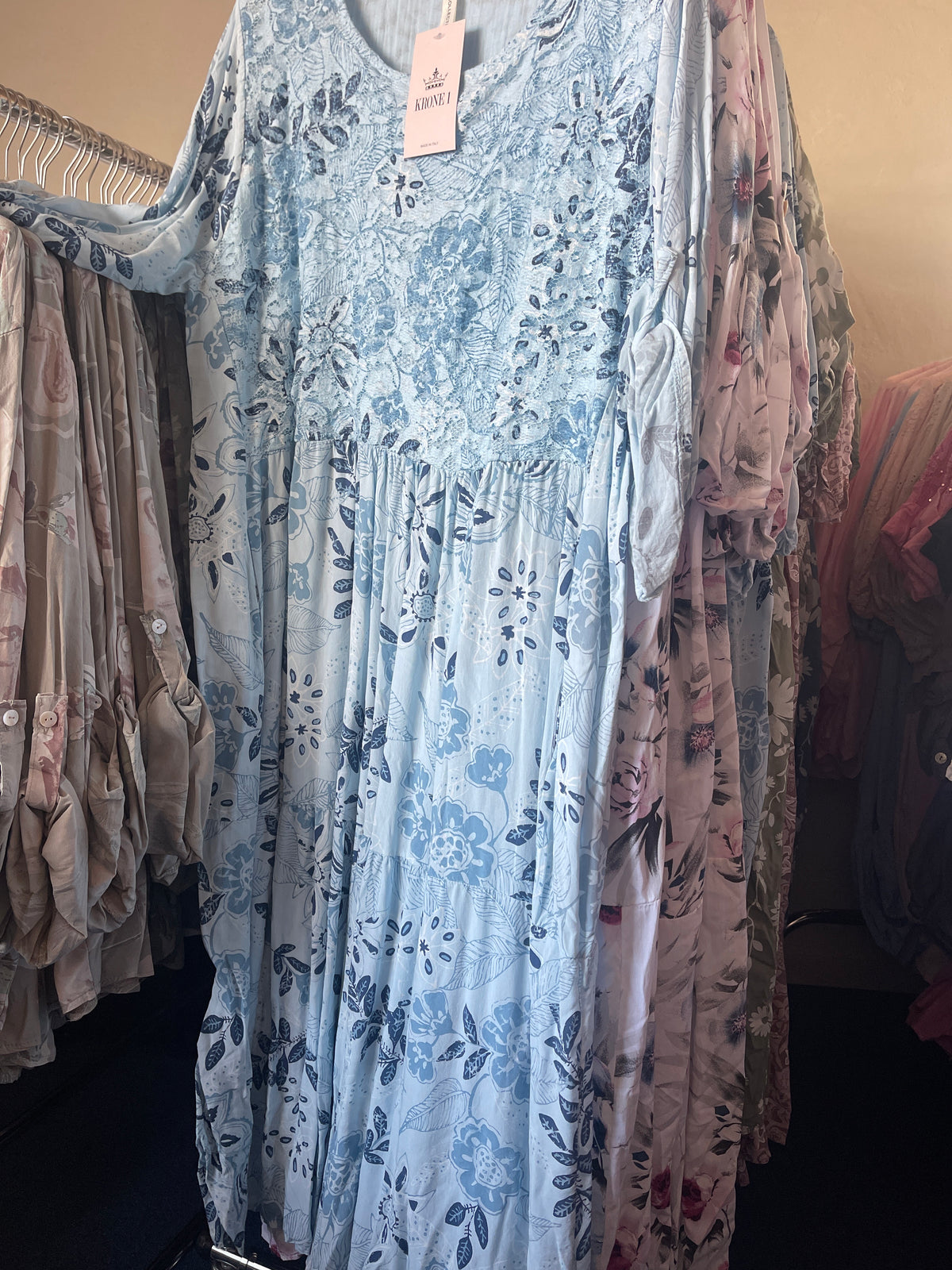 Kjole med blonde bord og blomster print lyseblå by Miss Style