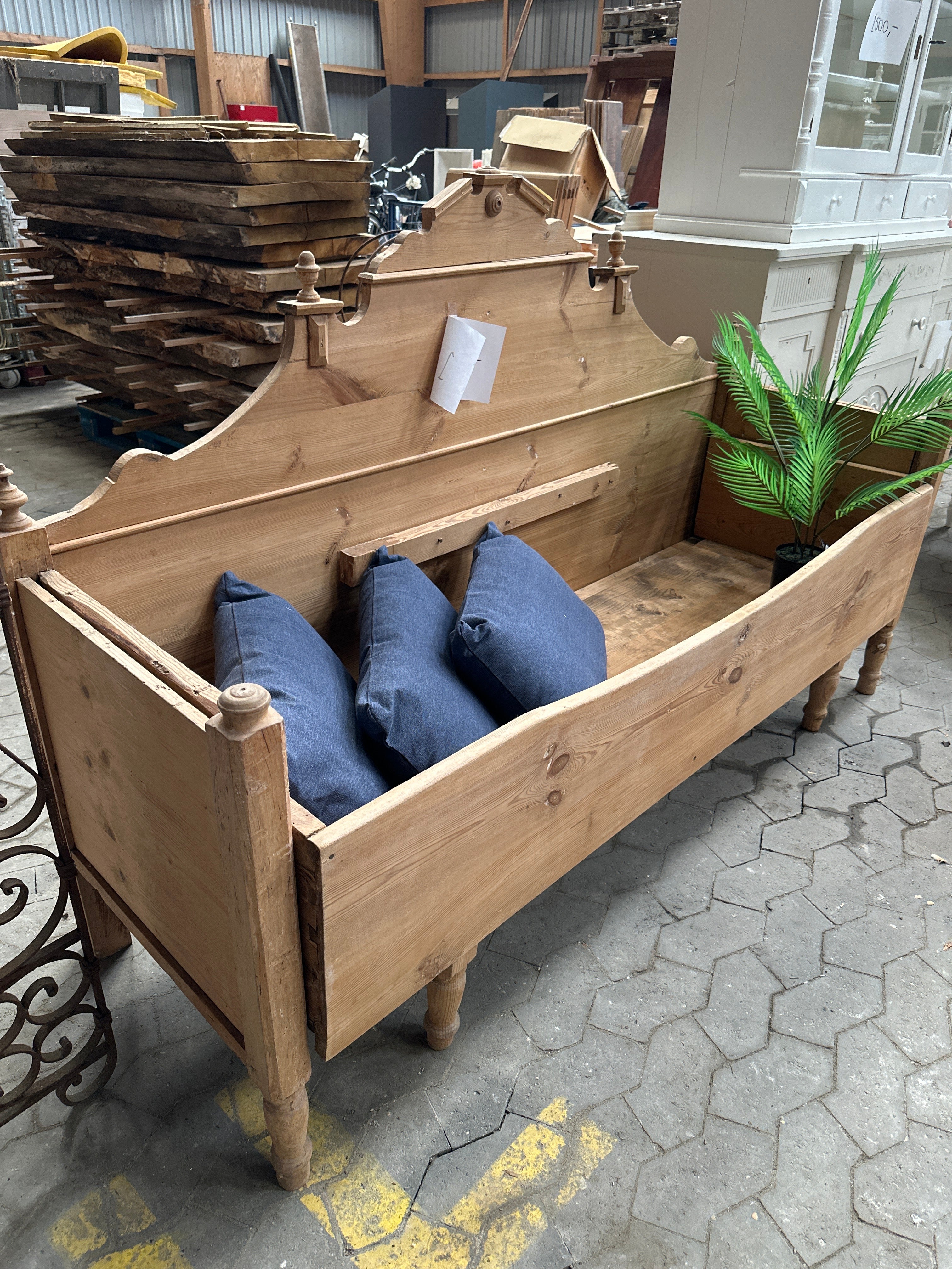 Træbænk med detaljer h116 b187 d63