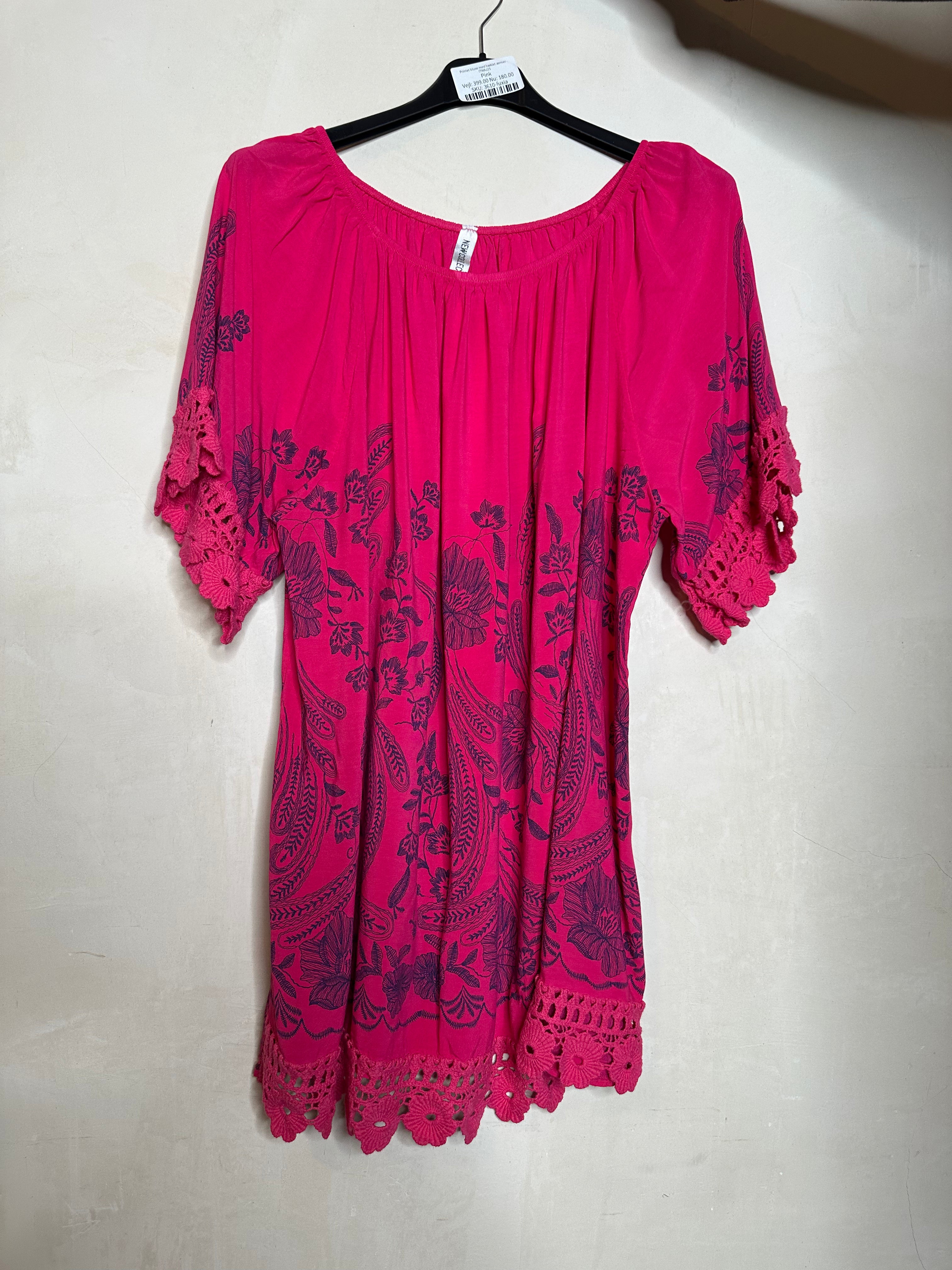 Printet bluse med hæklet ærmer by Miss Moon