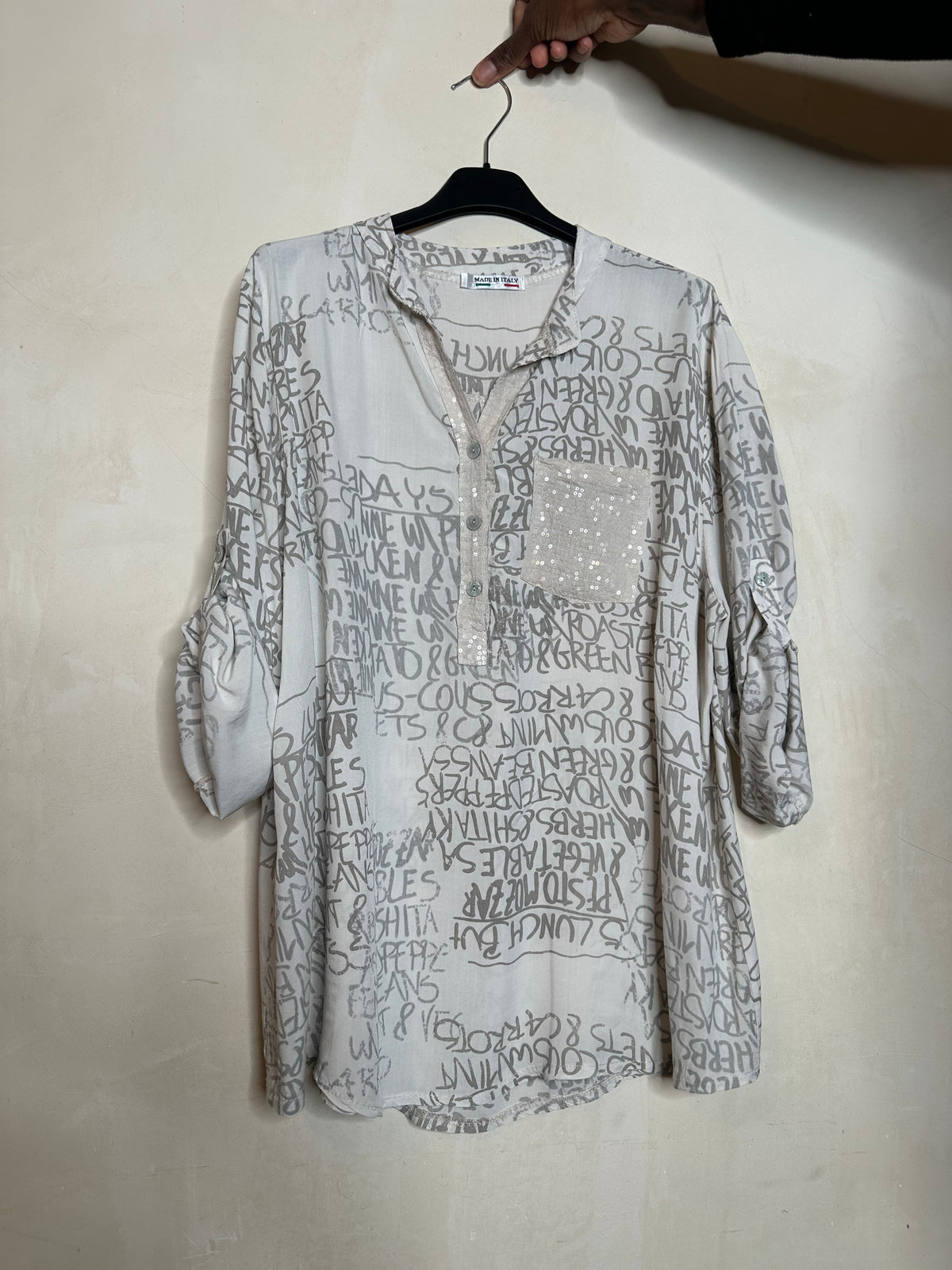 Skjorte med tekst - ITMAJ25 by M.COM