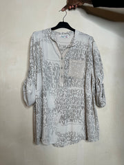 Skjorte med tekst - ITMAJ25 by M.COM