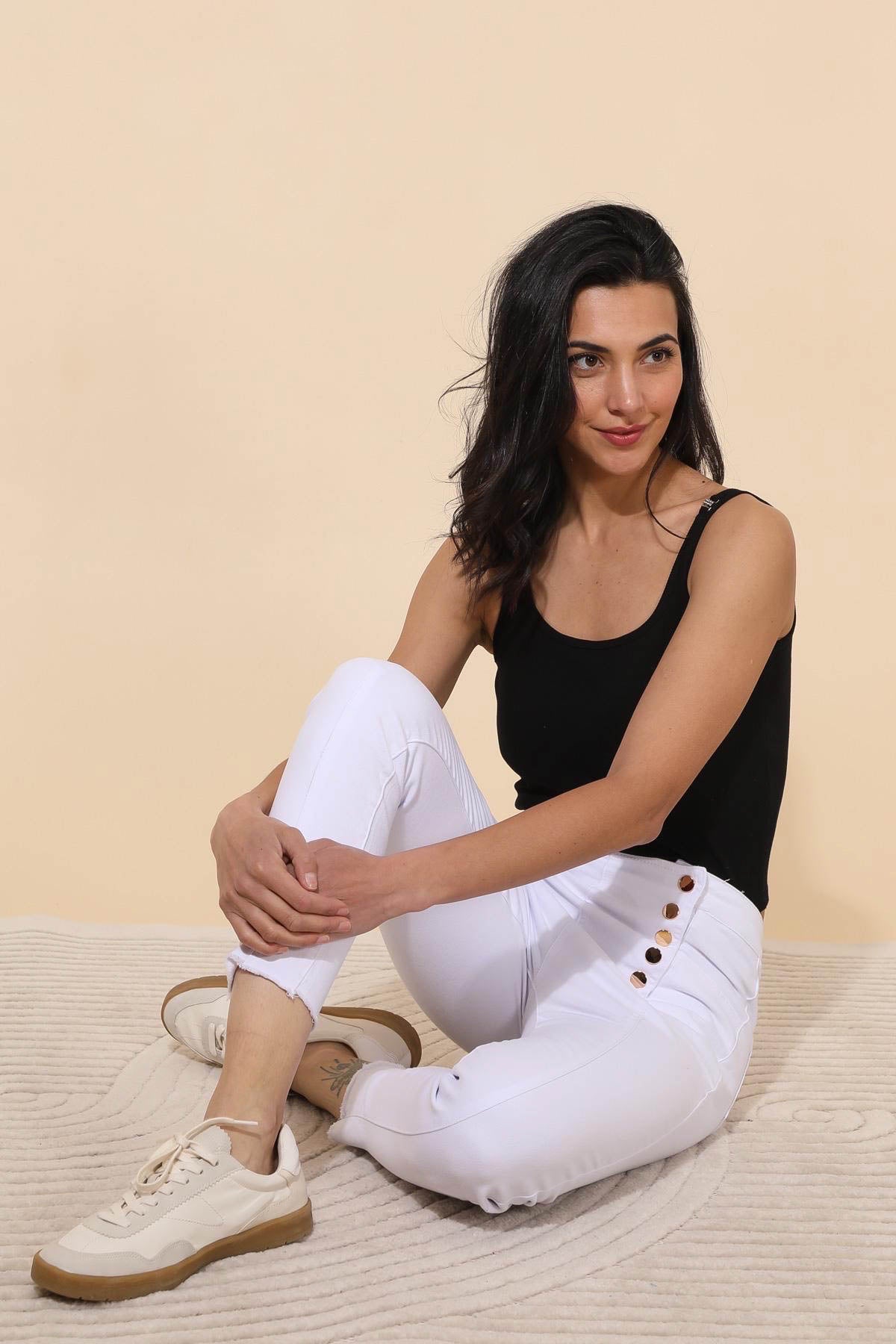Hvide jeans med guld knappe front