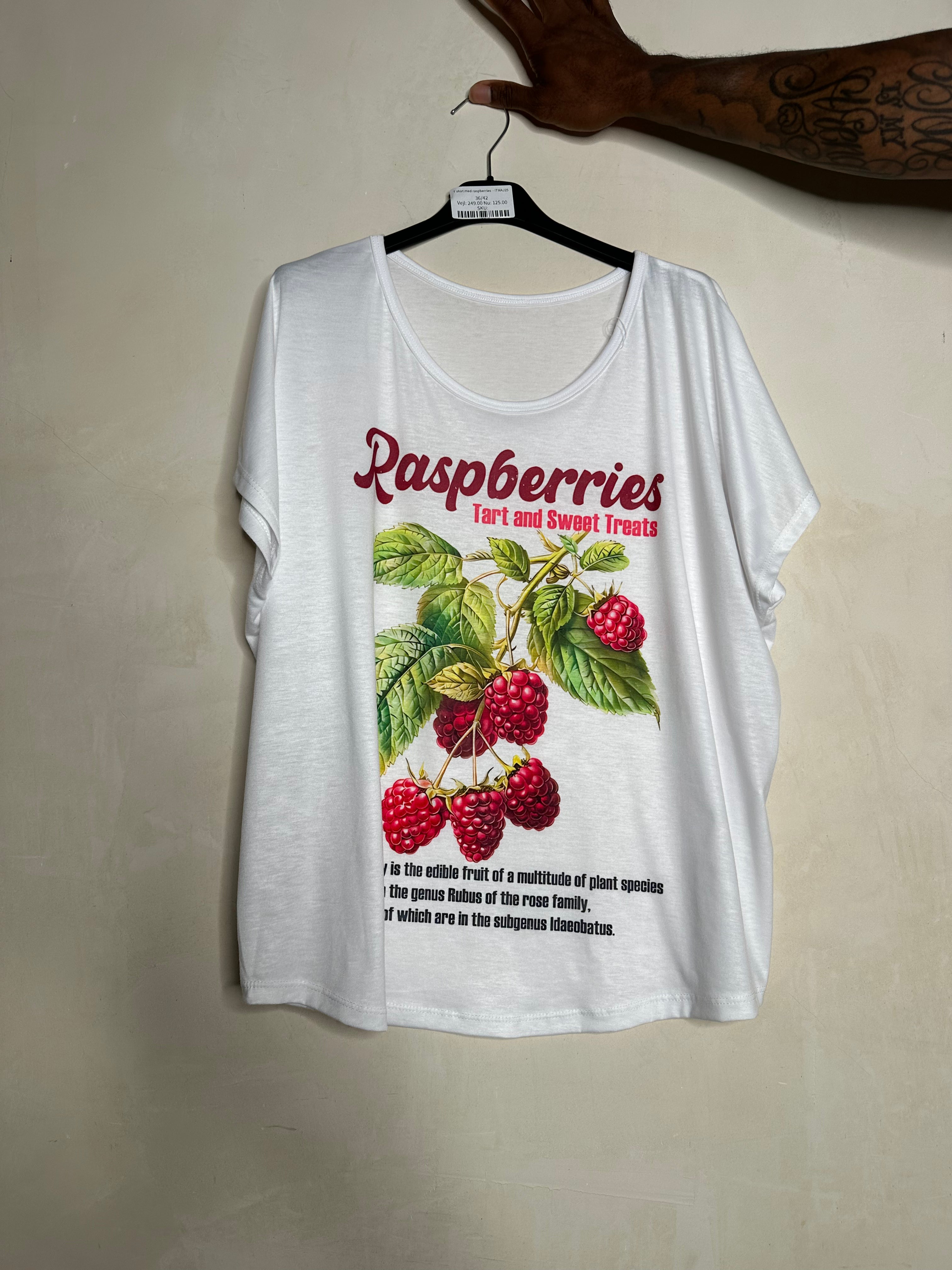 T shirt med raspberries by Ohlala