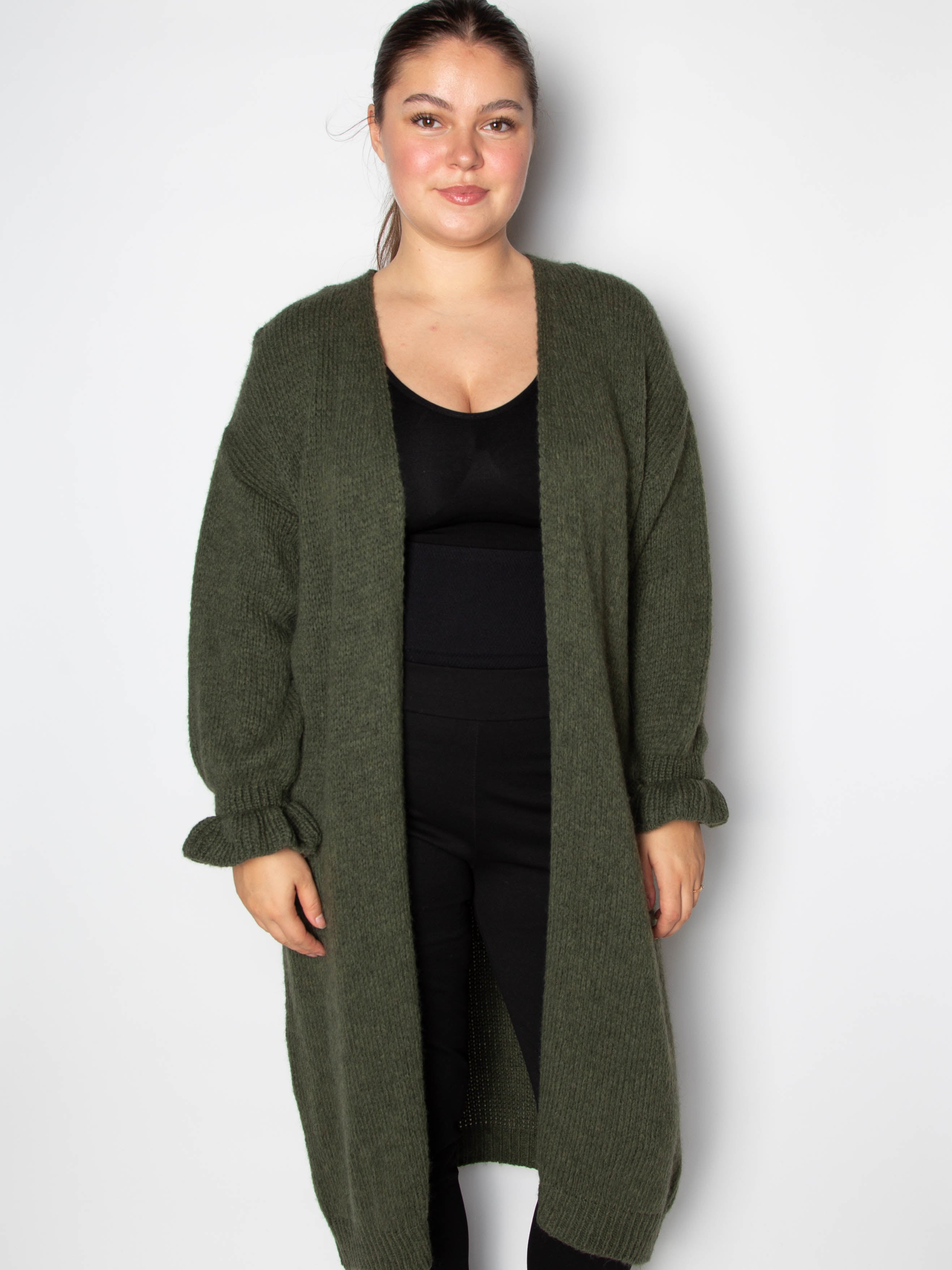 Lang strikcardigan med flæse