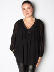 Bluse med blonde v udskæring