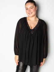 Bluse med blonde v udskæring