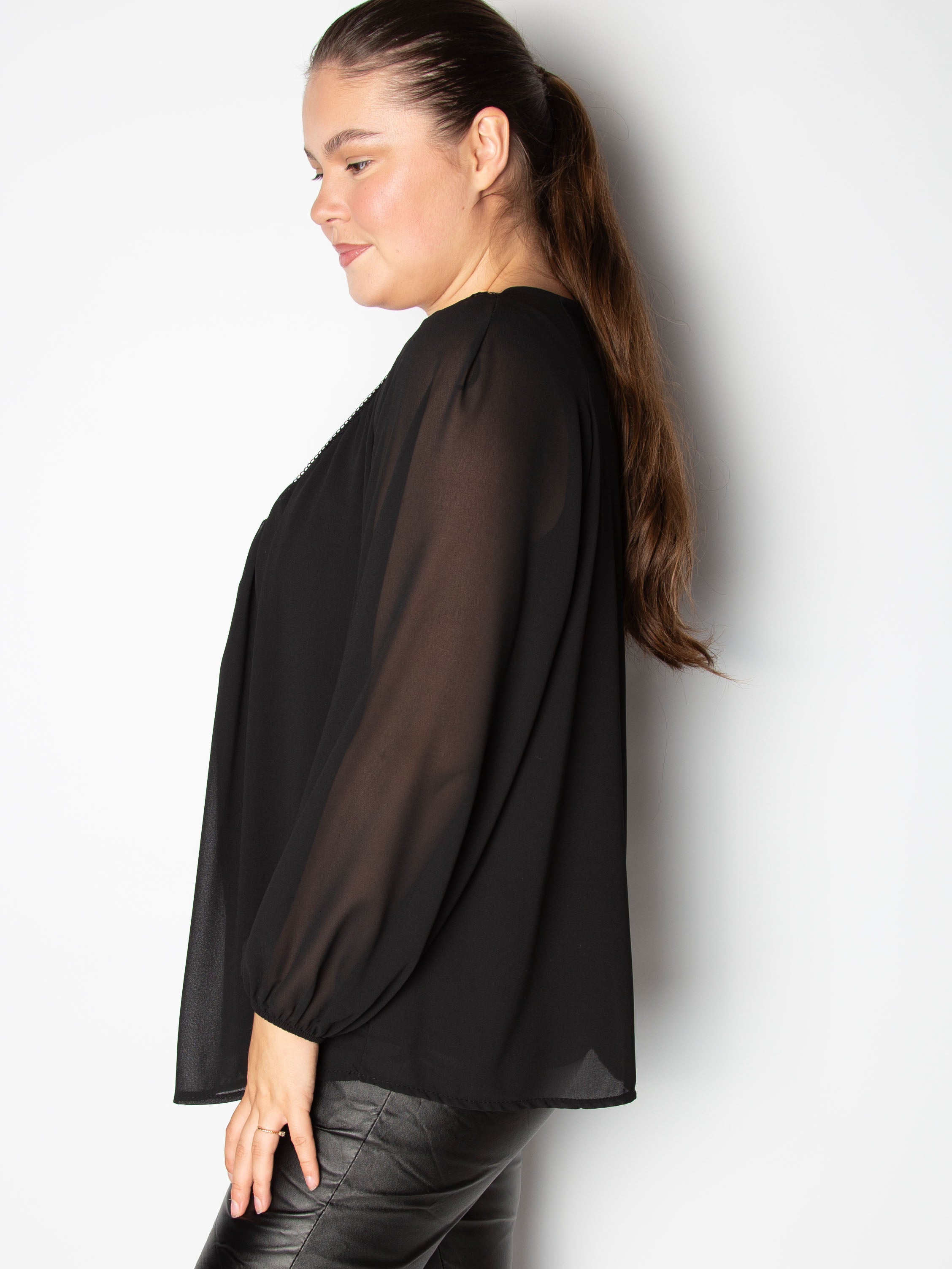 Bluse med blonde v udskæring