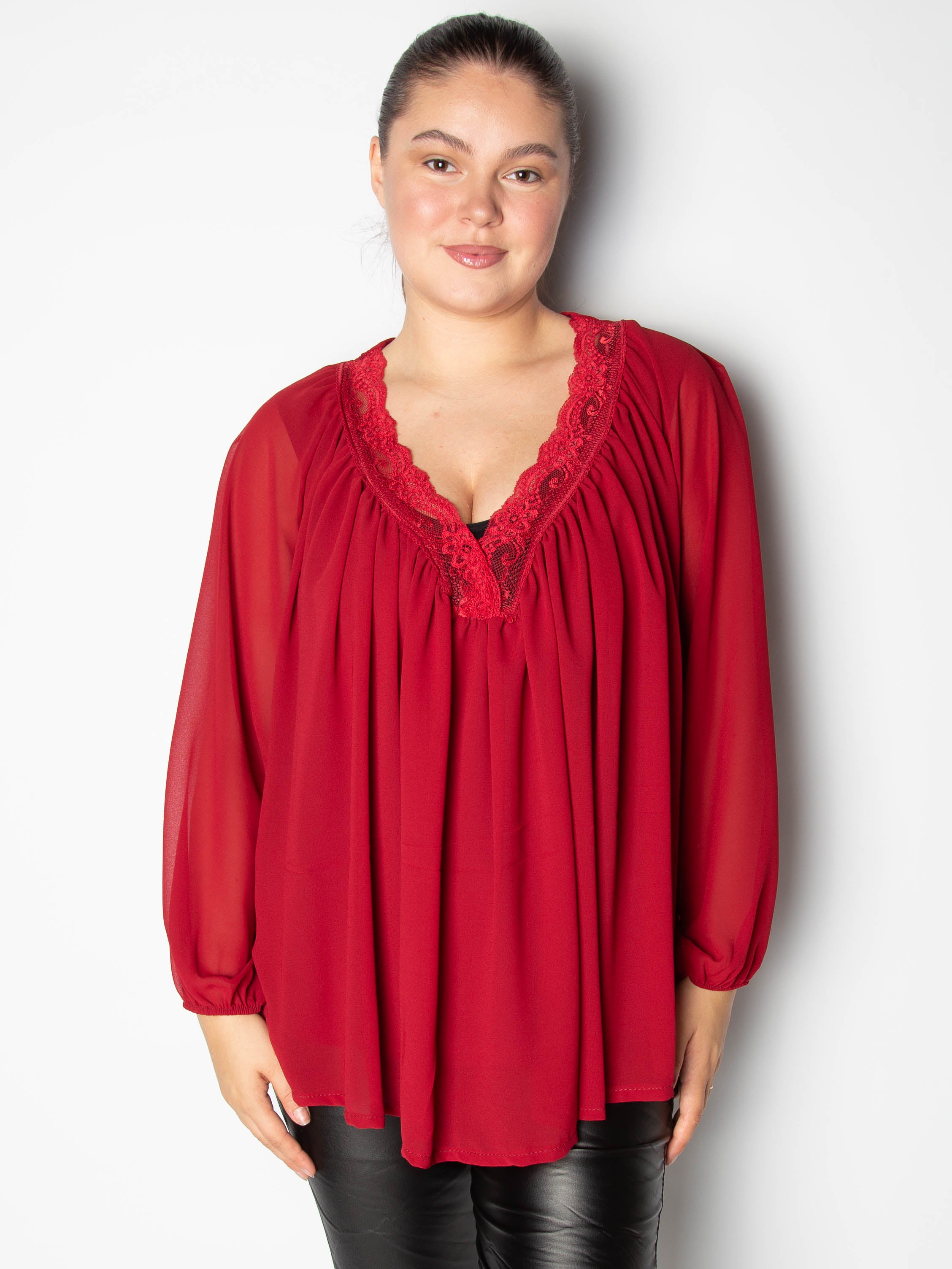 Bluse med blonde v udskæring