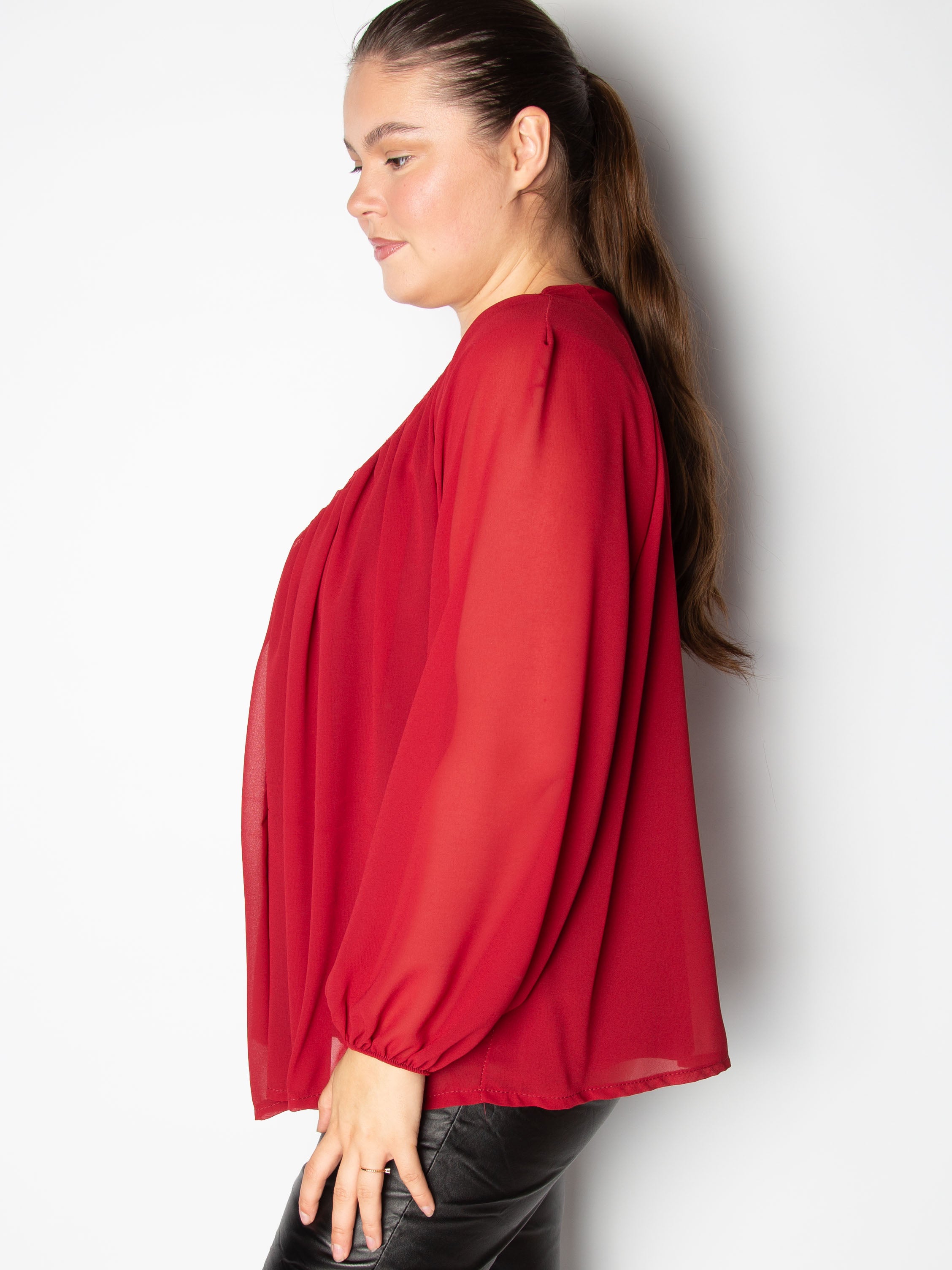Bluse med blonde v udskæring