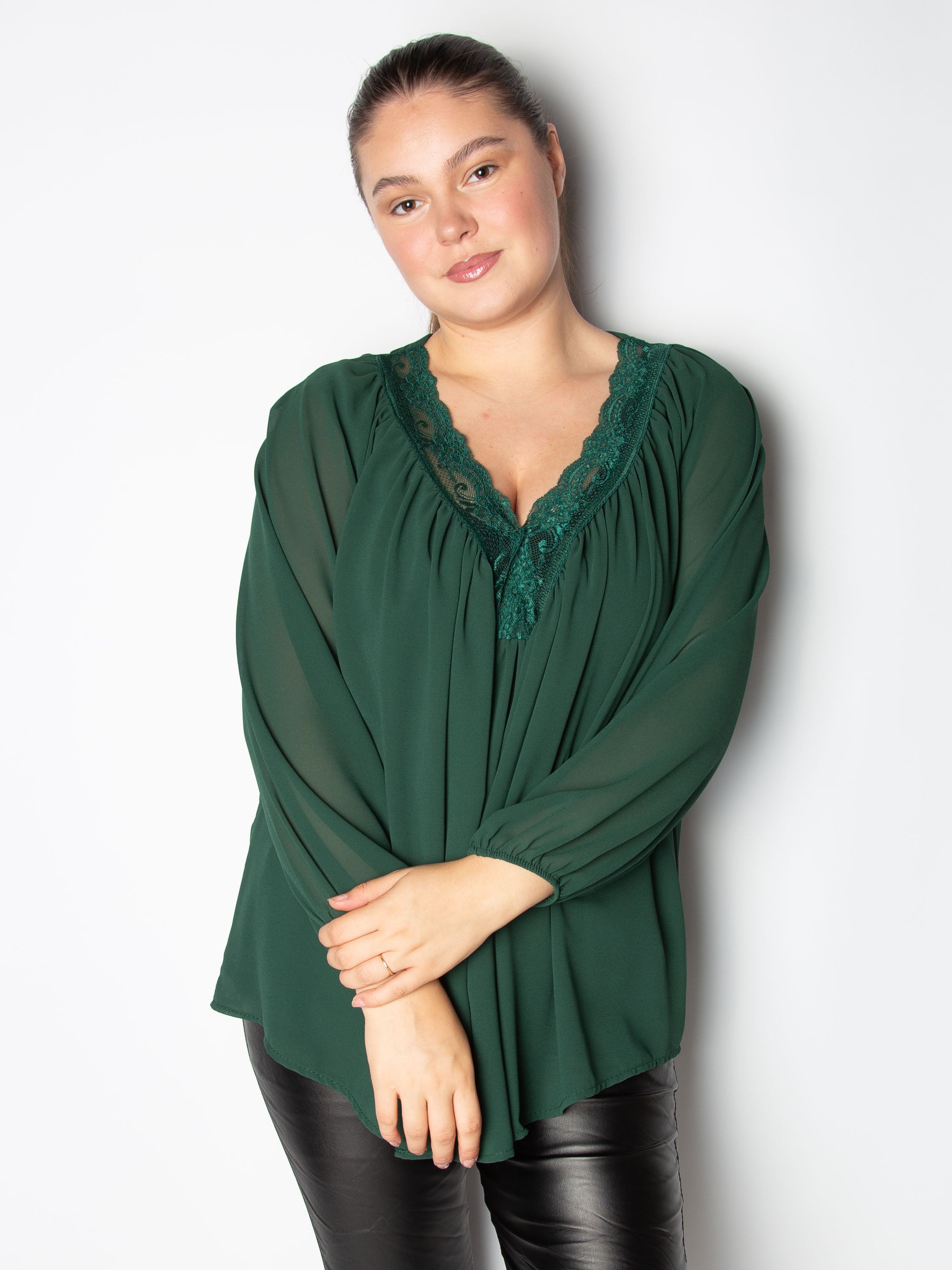 Bluse med blonde v udskæring