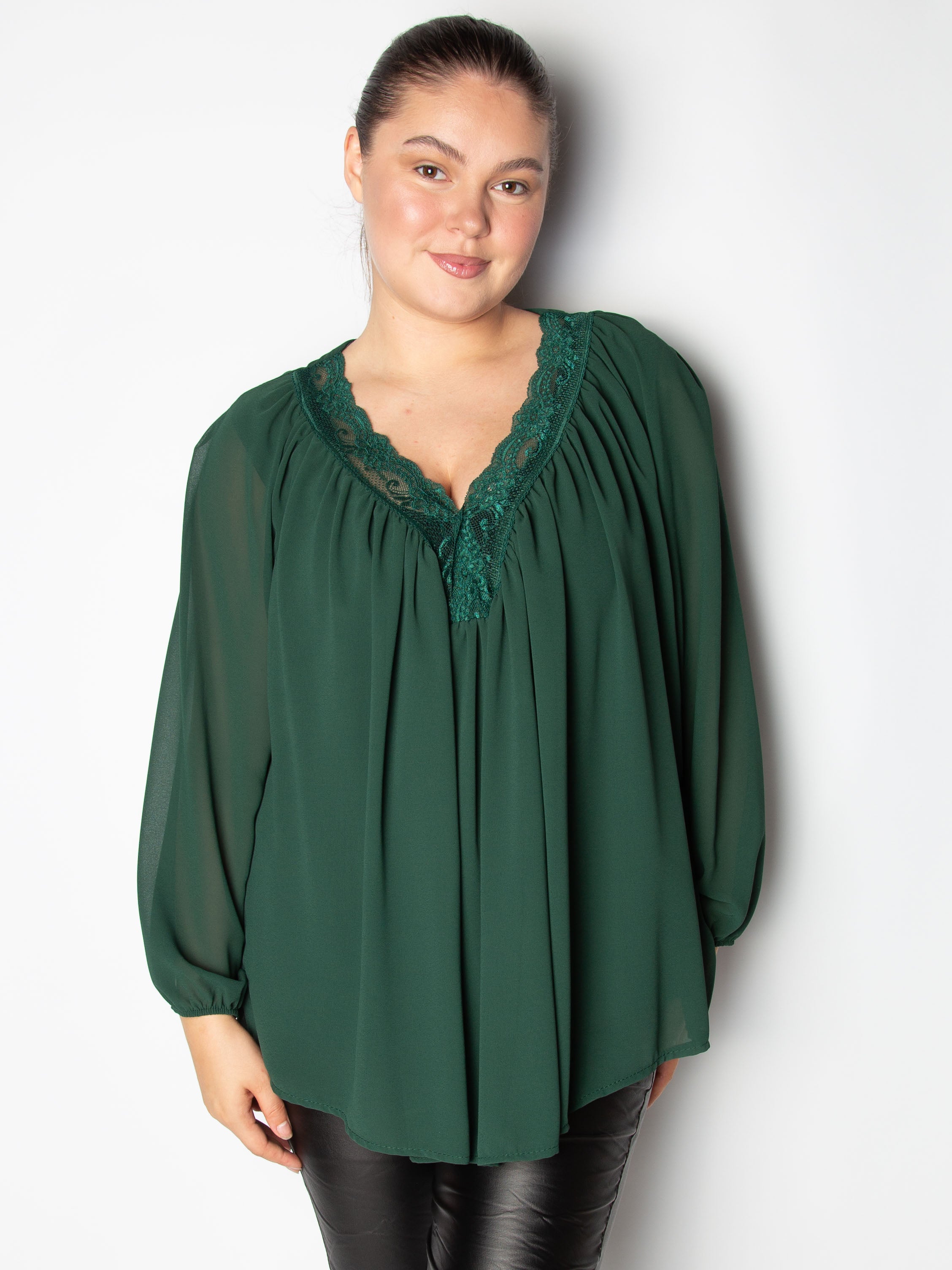 Bluse med blonde v udskæring