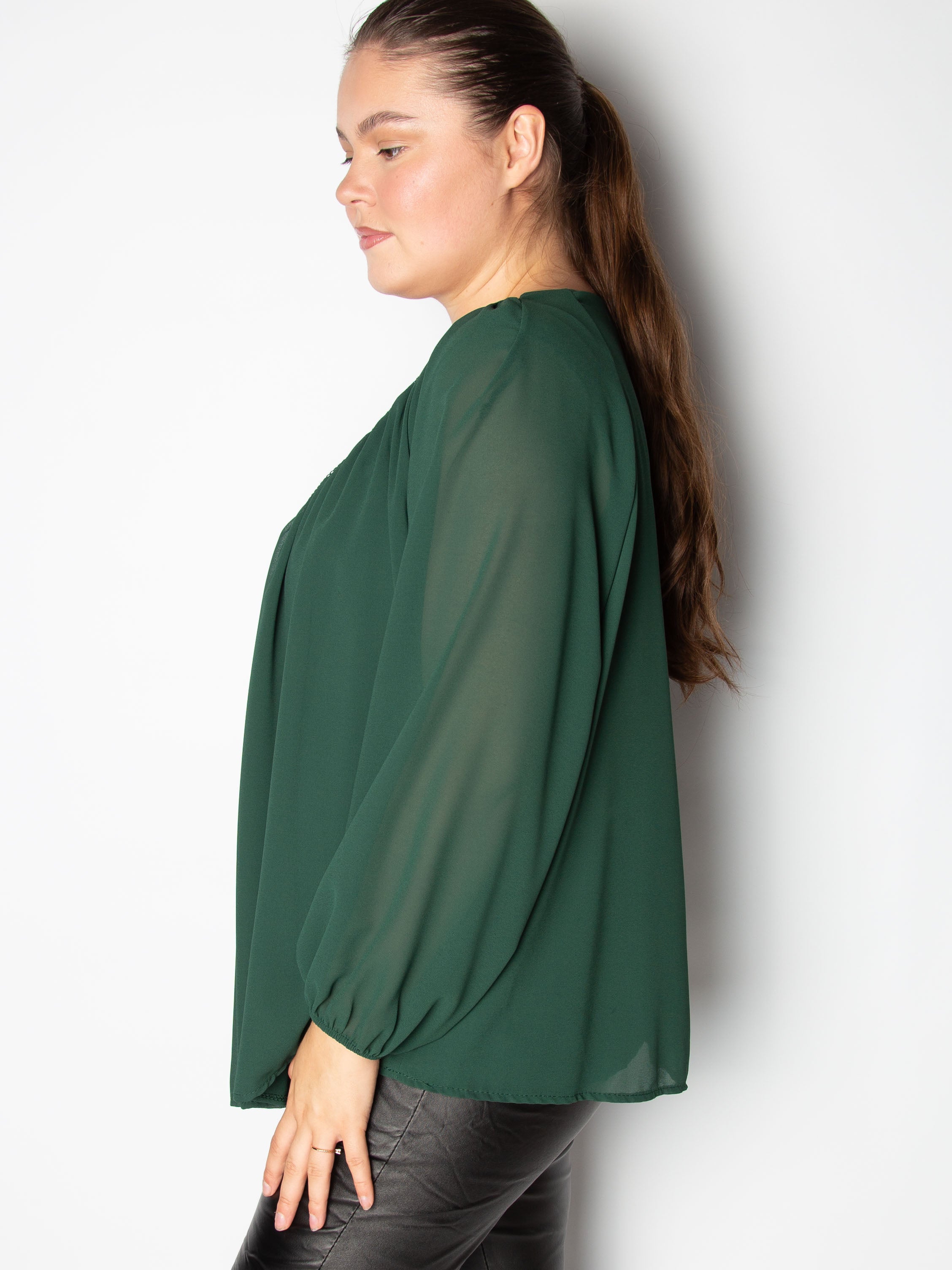 Bluse med blonde v udskæring