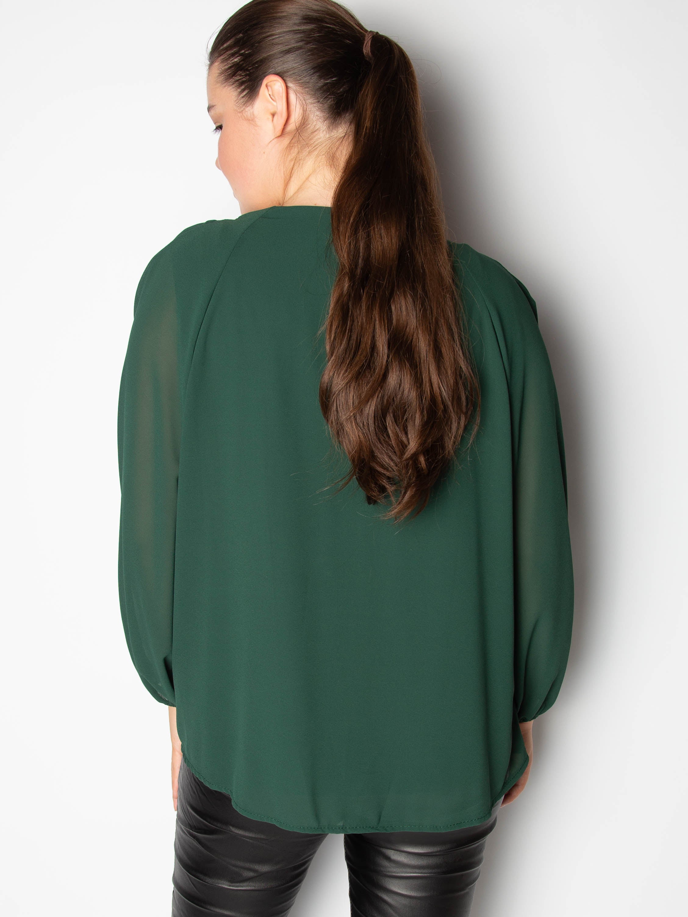 Bluse med blonde v udskæring
