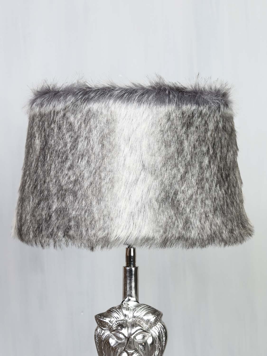 Shade fur short hair on taupe 35x30x21