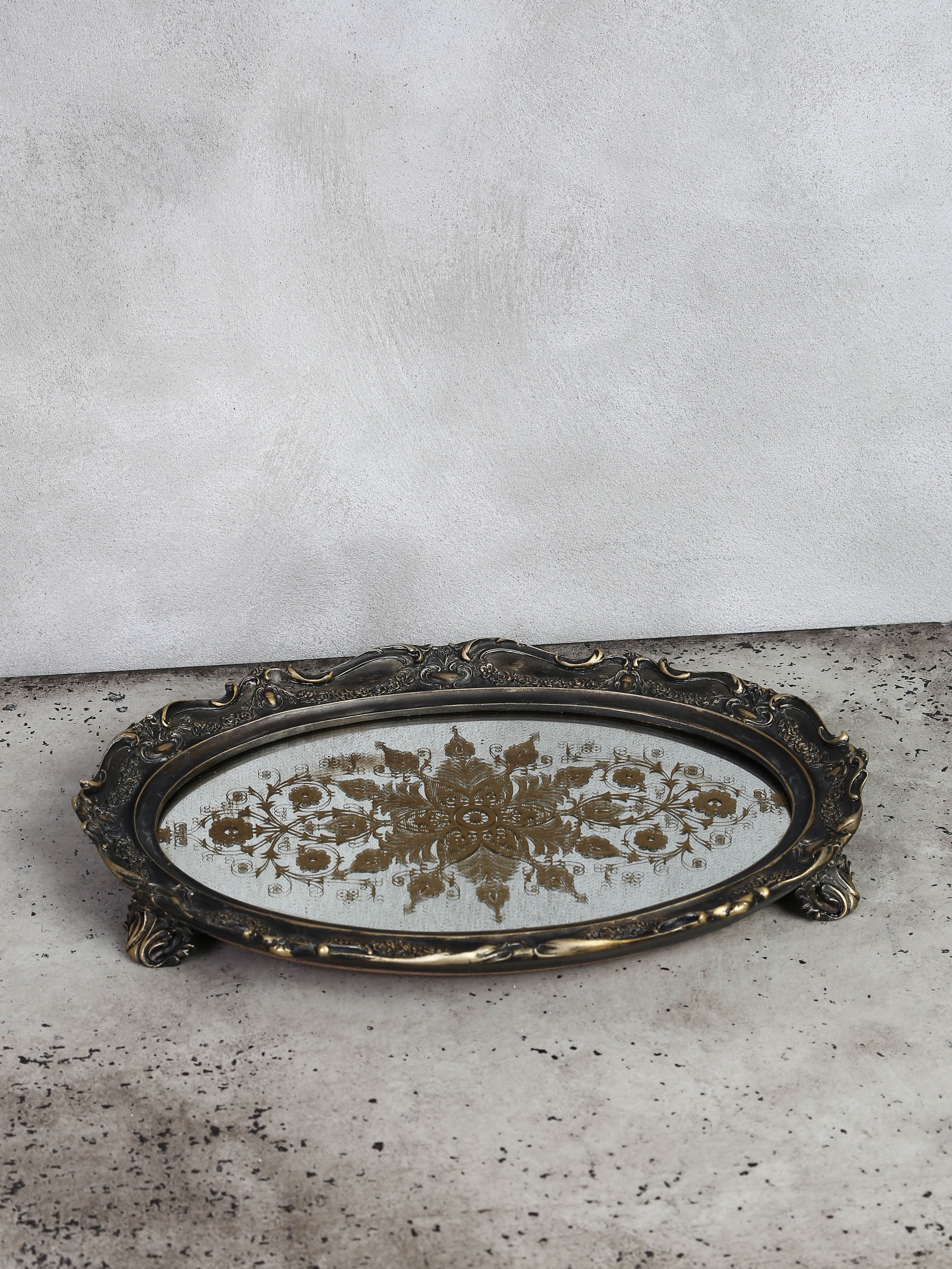 Oval spejlbakke i gammel stil