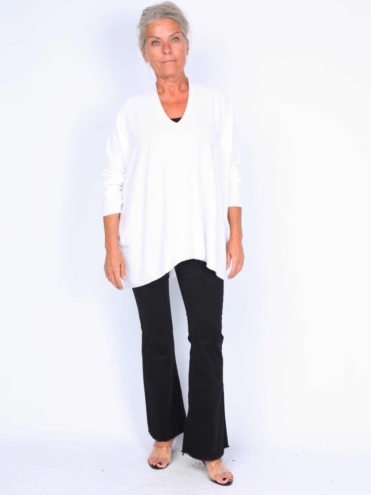 Tynd strikbluse med v-hals