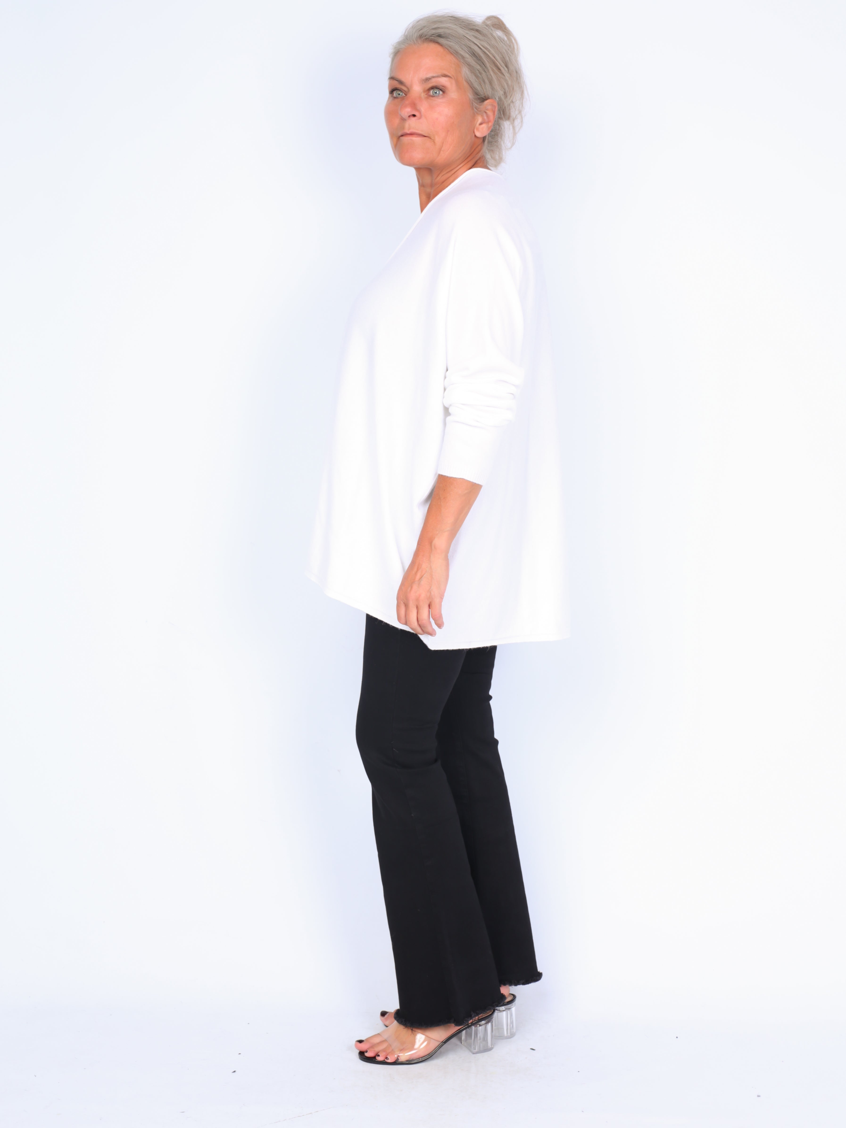 Tynd strikbluse med v-hals